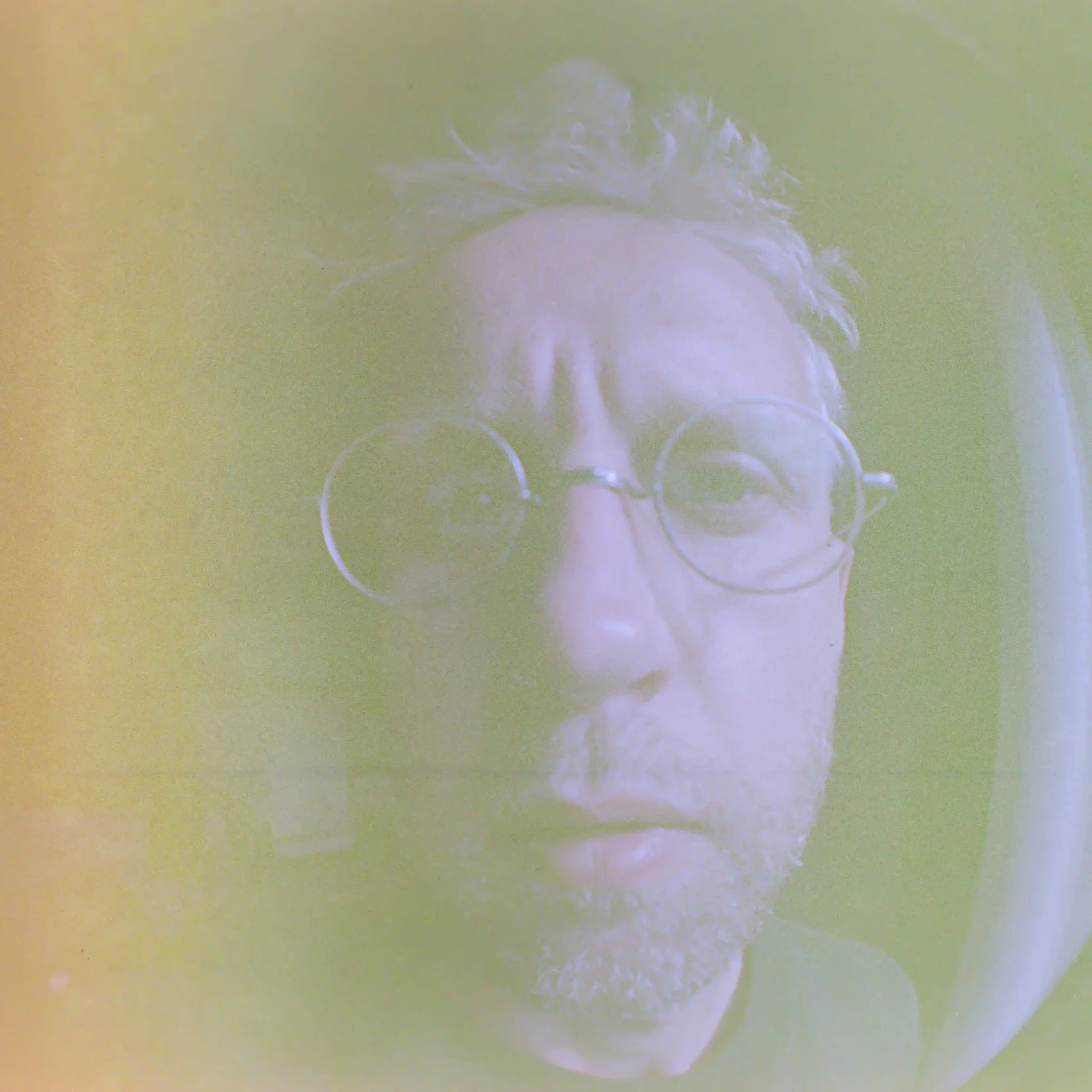 Photo grand-angle d'un visage d'une personne avec lunettes