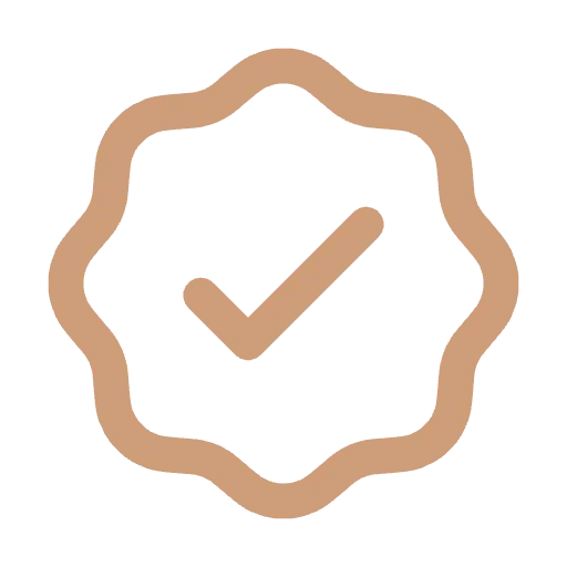 Simbolo di approvazione o verifica con una spilla decorativa e un segno di spunta al centro