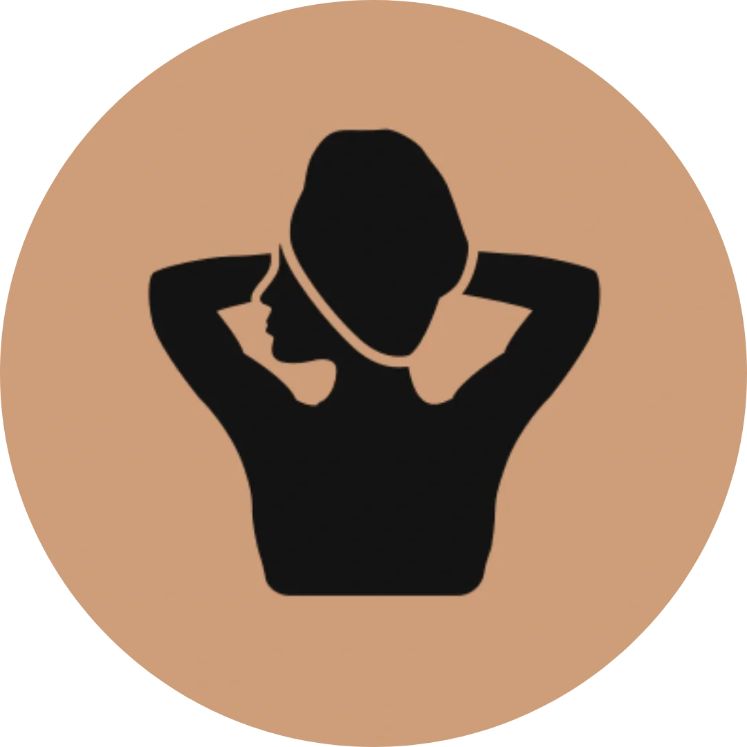 Silhouette di una donna con capelli corti che si sistema i capelli con le mani