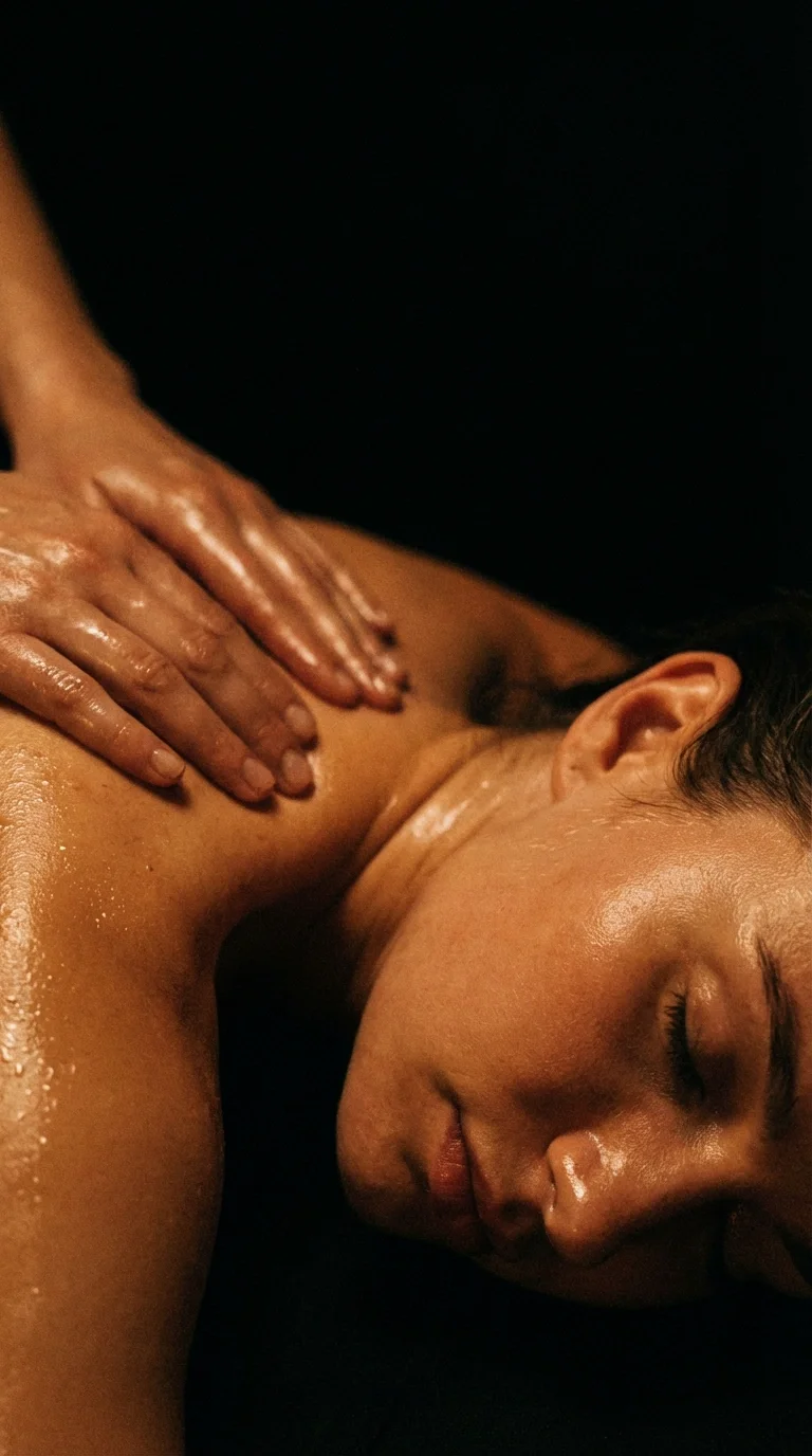 Persona che riceve un massaggio sul collo e sulla spalla.