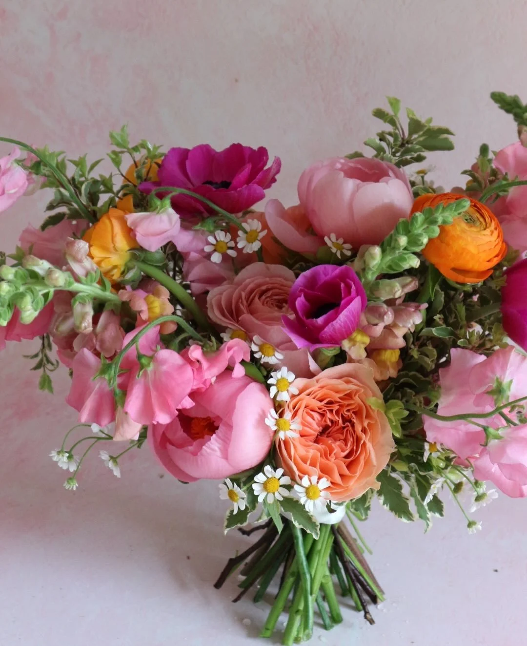 Colourful and joyful flowers!! What a treat this was to arrange for Sabrina and Harvey for their wedding at @bruisyardcountryestate on Wednesday 🧡💕