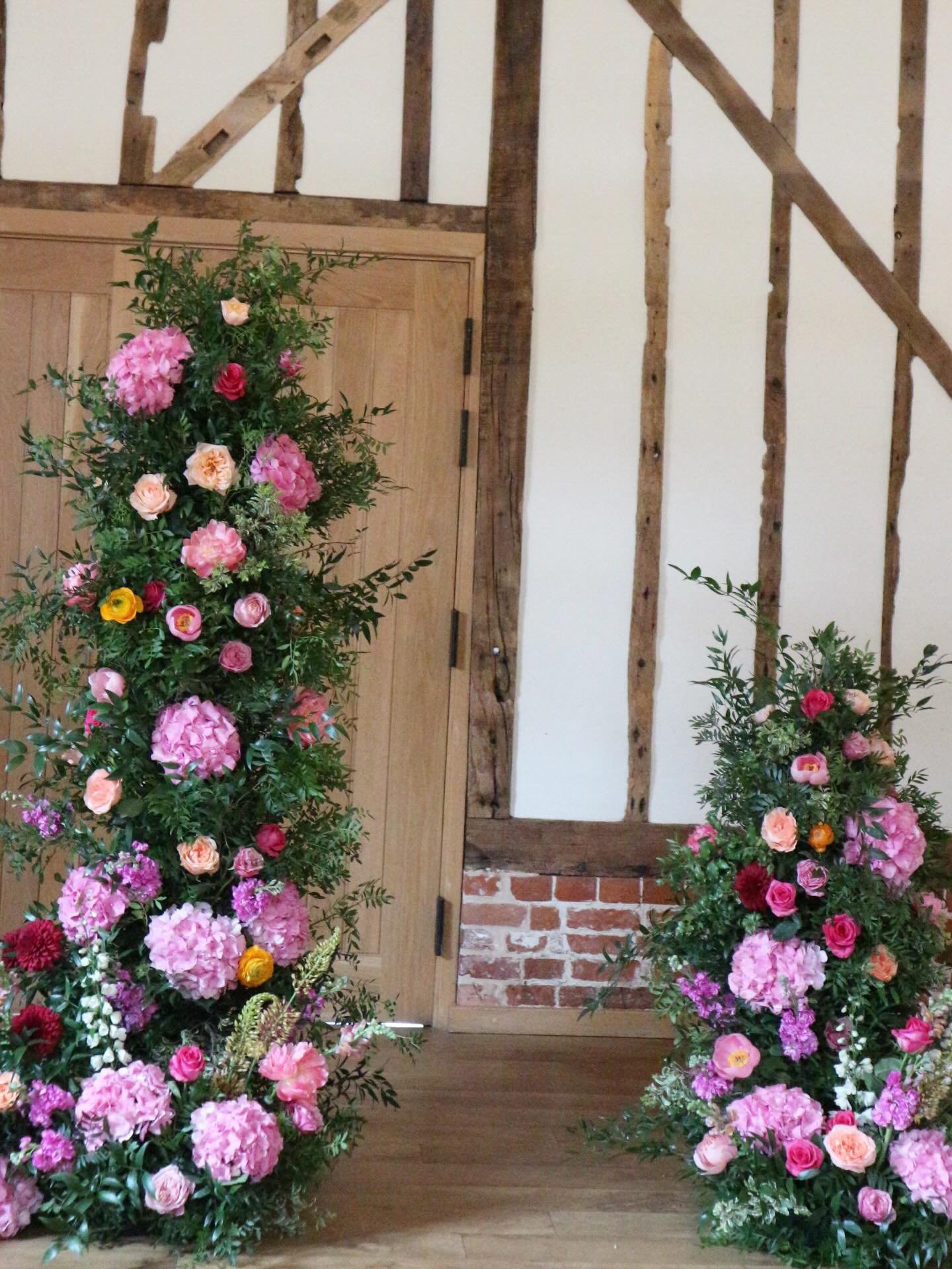 Last week for Sabrina and Harvey 🧡
A beautifully colourful set up at @bruisyardcountryestate 💕