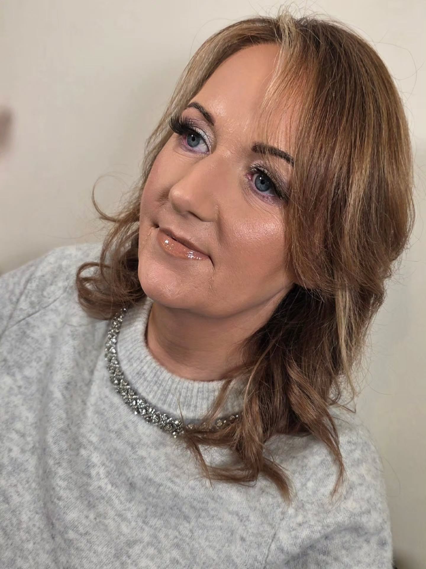 ✨️ K A R E N ✨️

Soft glam with a touch of sparkle ✨
Glowing skin, softly defined eyes - perfect for festive plans or a special occasion.