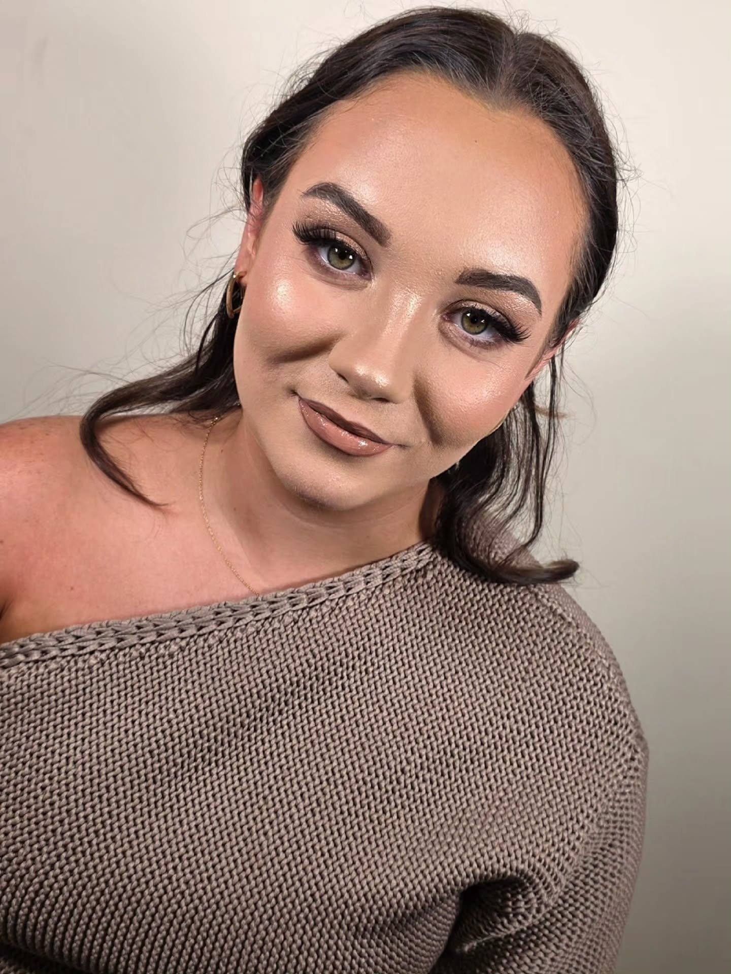 ✨️ J O A N N E ✨️ 

Soft glam with just enough sparkle. School runs by day, out out by night 💃🏽👀