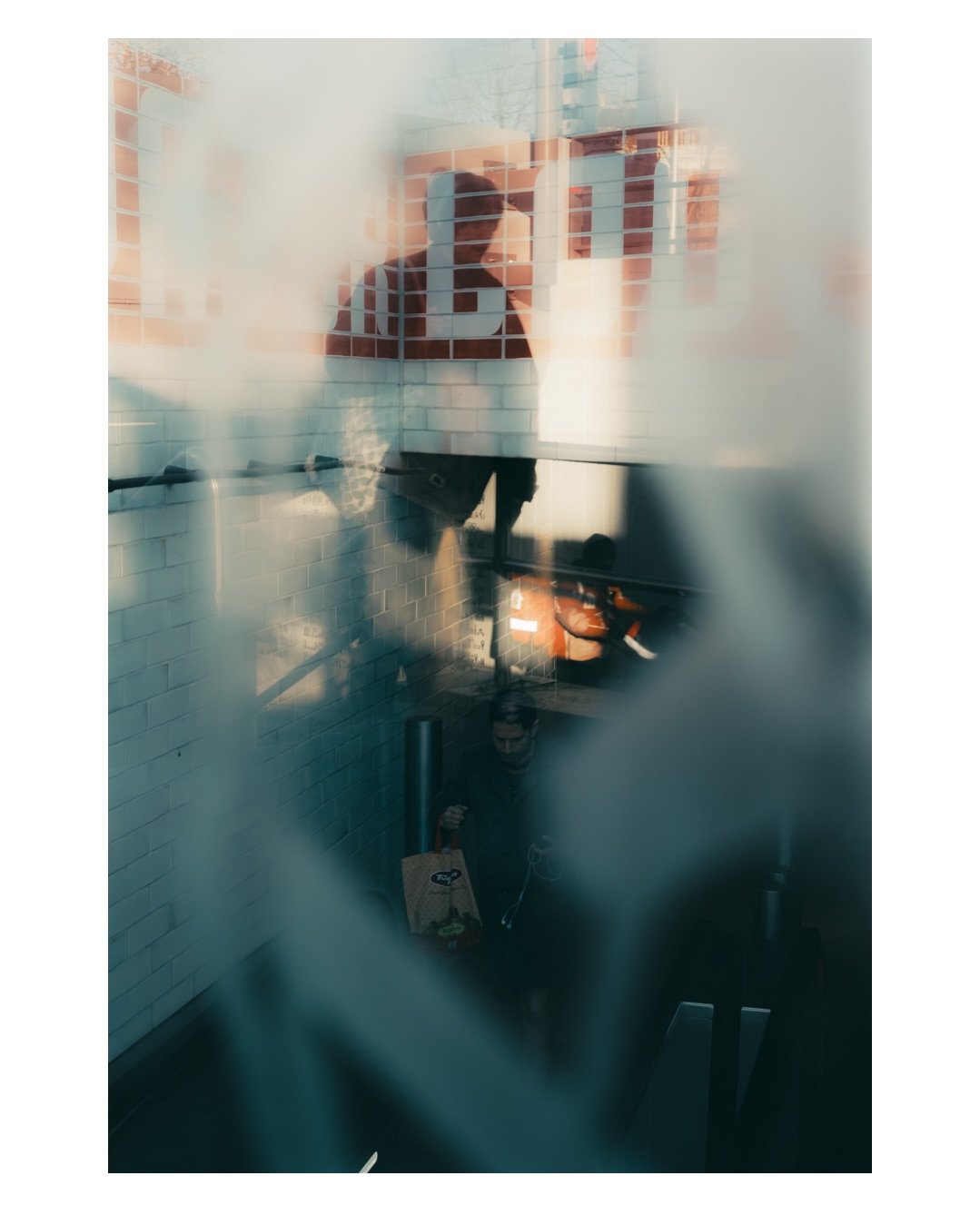 After snow comes the sun. Part 1 of some results of a photowalk with @daydreamdutchie and @darian_john 

Which one do you like most [1-5]?

#bcncollective #mystreet_bnw #streetphotographersunitedglobal #street_avengers @file_photographic_magazine @st