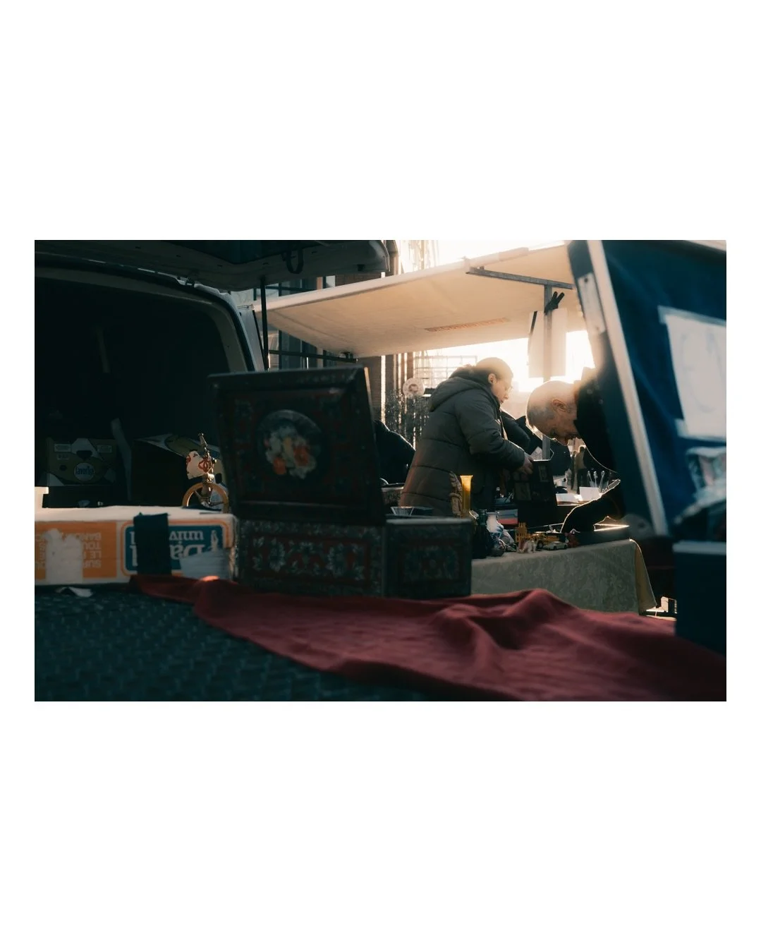 Market scenes - many people in one spot but all in the very own world.

Which frame do you like most [1-5]?

#streetphotographersunitedglobal #street_avengers @file_photographic_magazine @streetmoment @streetphotographyworldwide #apfmagazine #streetp