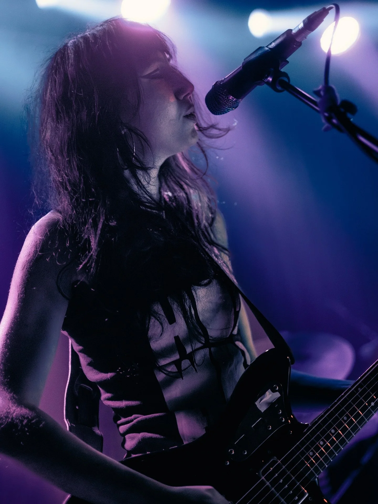 &ldquo;Then I&rsquo;ll rip it out my chest / then I&rsquo;ll rip it out my head &lsquo;cause we were the best&rdquo; - HotWax, Amsterdam, 16/02/26

#concertphotography #livemusic #concertshots #amsterdamlive #rockshow

@hotwaxbandd @tallulahlilysimsa
