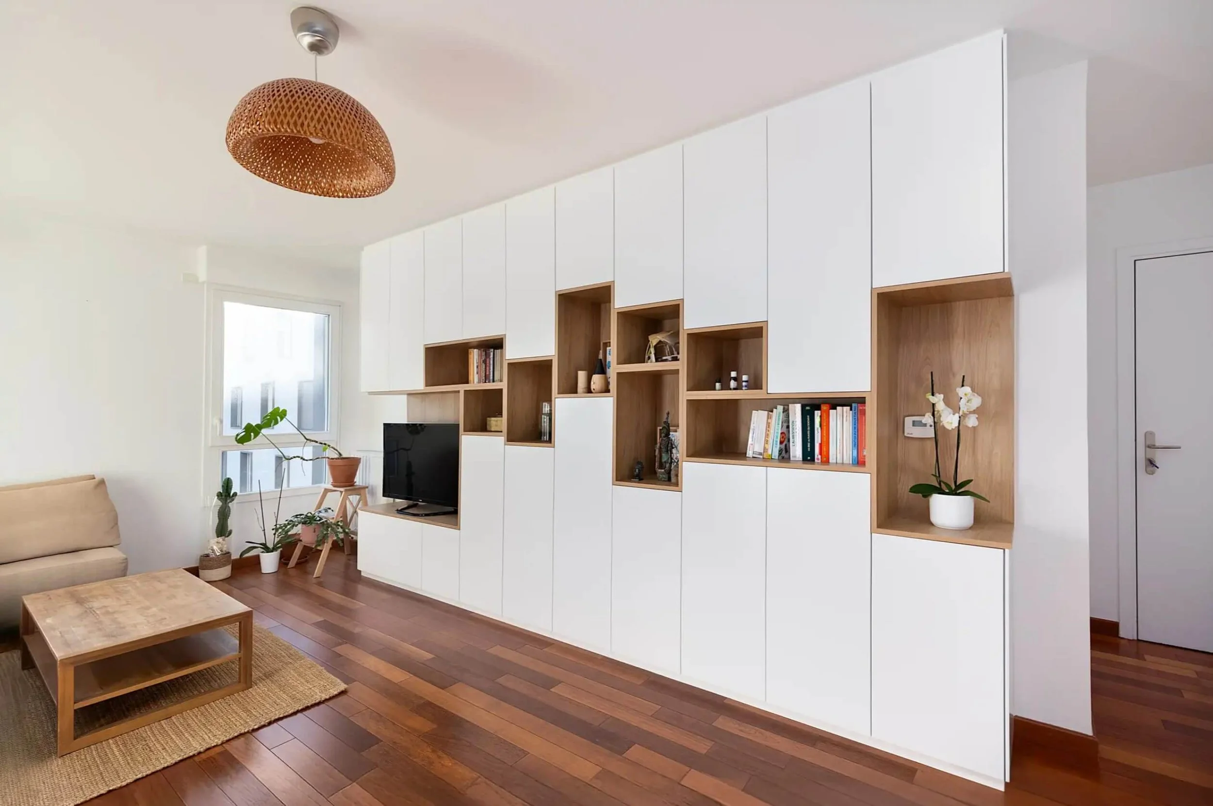 Menuiserie sur mesure : aménagement intérieur avec rangements design en bois et blanc. Alfatech conçoit et installe des meubles adaptés à votre espace.