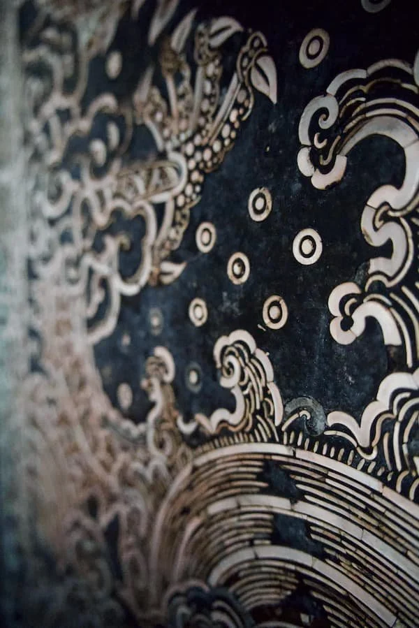 A texture black background showing the three dimensional effect