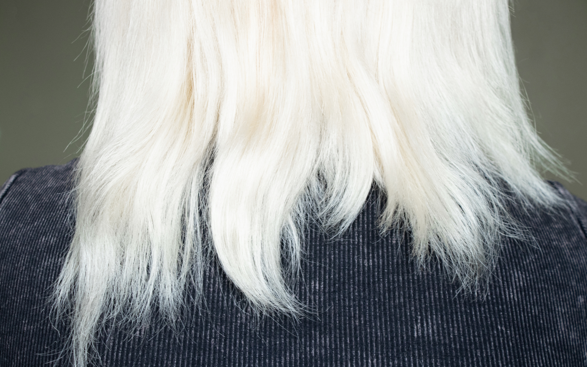 Da saß sie nun mit ihren silbergrauen Haaren…