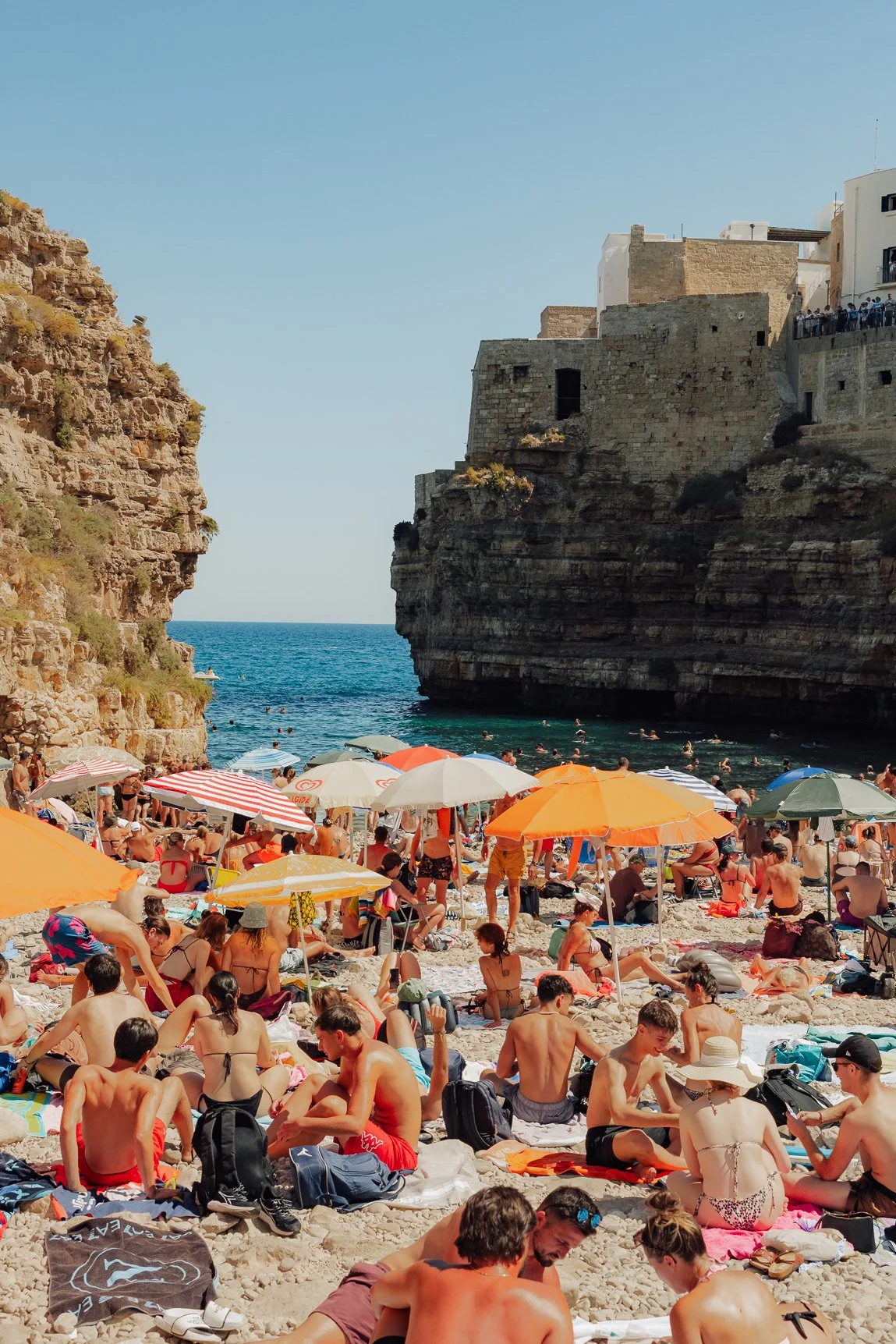 Picture of the crowded beach in Polignano a Mare.