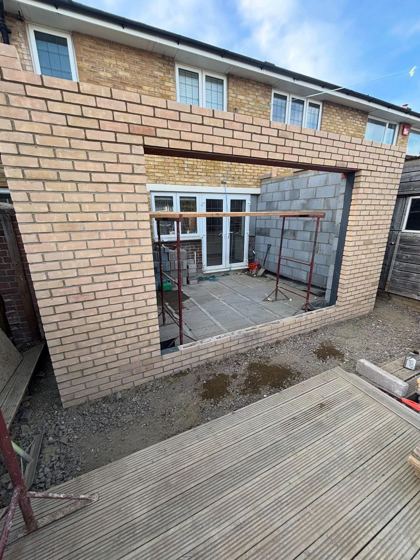 🧱 Single-Storey Extension 🧱

Another project taking shape in Havant! The block and beam foundation and brickwork have now been completed for an existing client &mdash; creating a seamless new living space.

#altoconstruction #bricklaying #construct