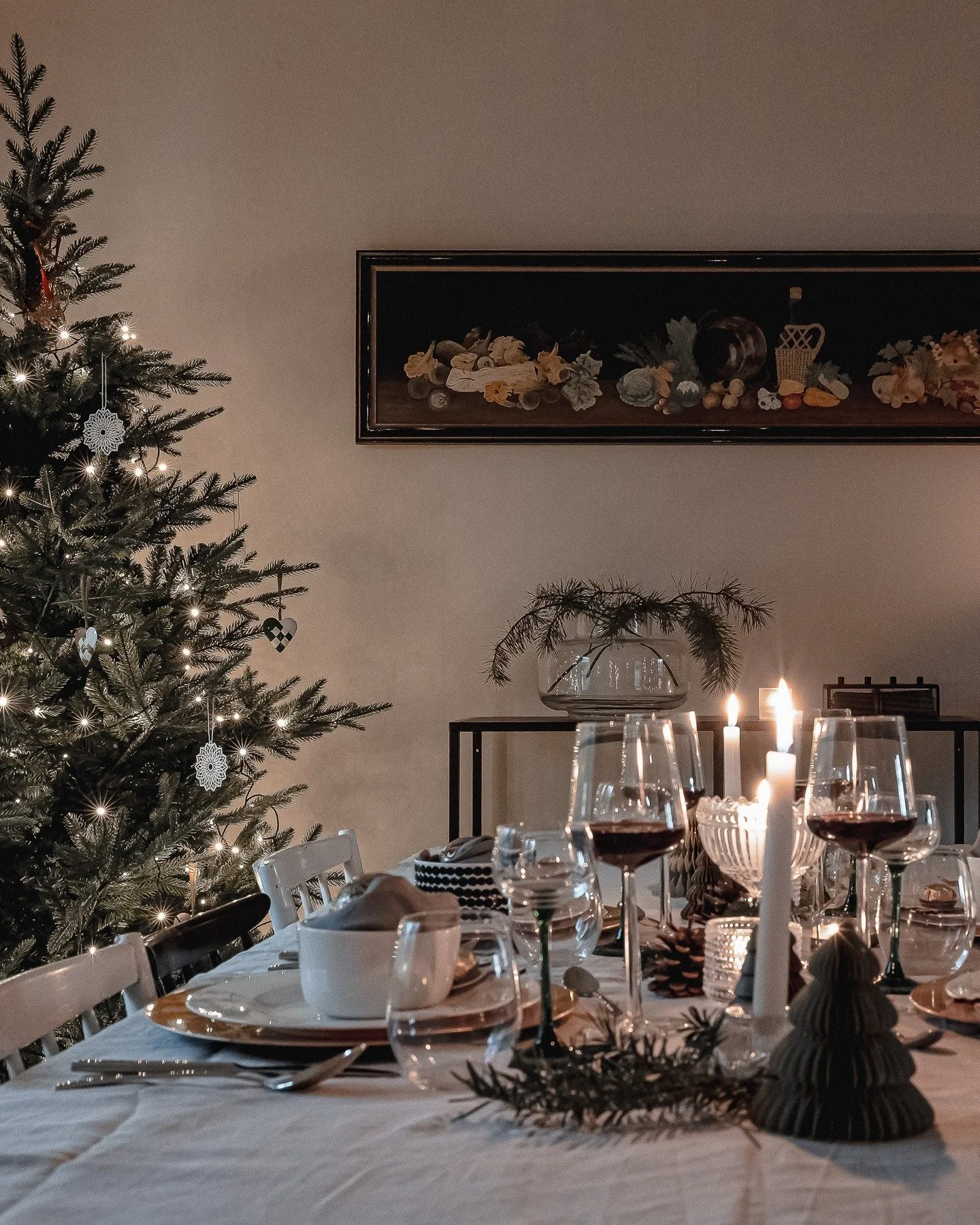 "Jos joulu olisi l&auml;sn&auml;oloa, se vietett&auml;isiin t&auml;&auml;ll&auml;."

Maalaistalossa iso ruokailutila mahdollistaa pitk&auml;n p&ouml;yd&auml;n upealla kattauksella 🌟

#joulumaalla #rauhallinenjoulu #inspiroivajoulusisustus 