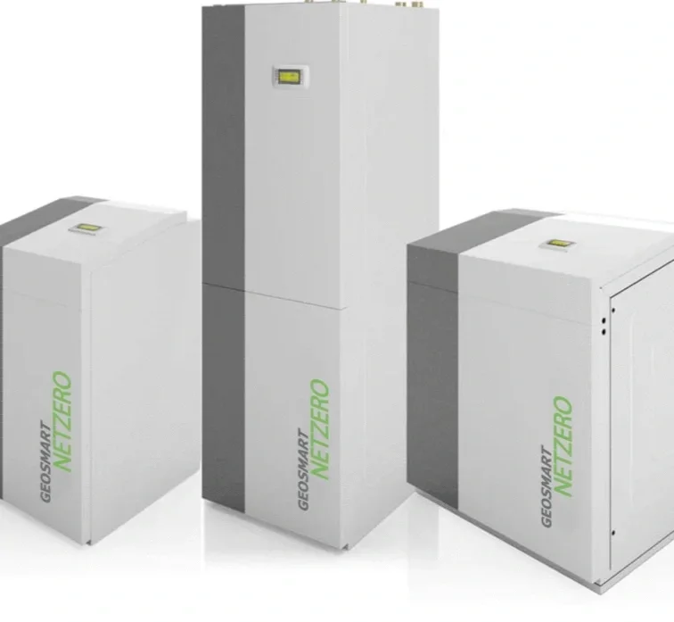 Trois unités de stockage d'énergie écoénergétiques de la marque Geosmart Net Zero, de différentes tailles, blanches avec logos verts, disposées côte à côte.