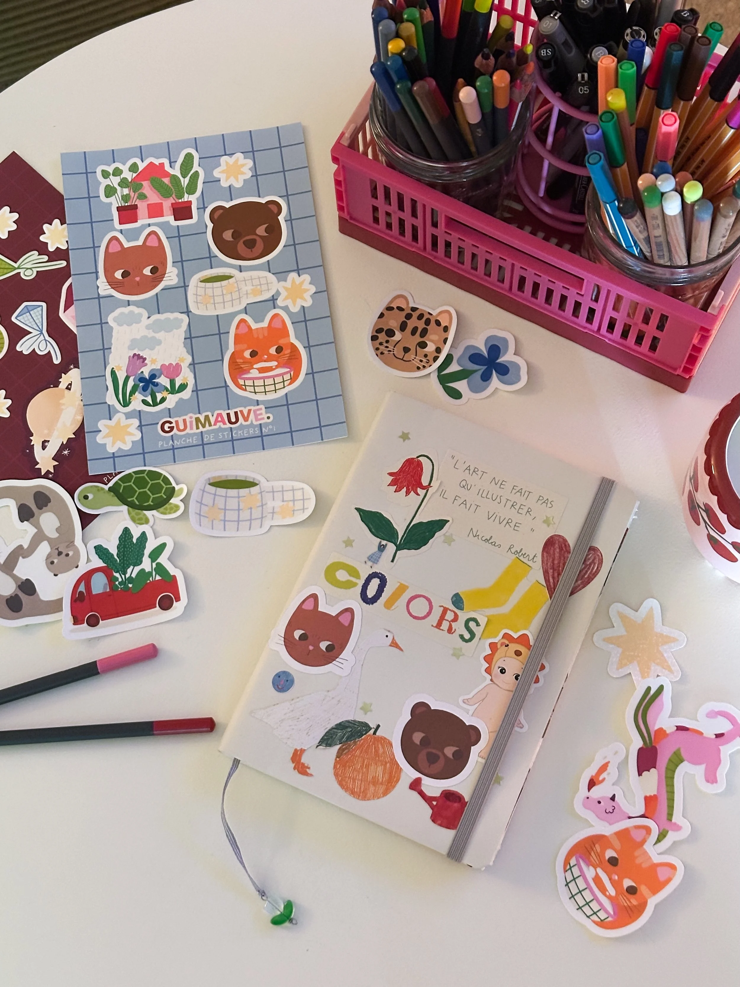 Un papier mat, fin, qui se glisse facilement dans les pages d&rsquo;un carnet. Ces planches de stickers sont faites pour le journaling &mdash; et pour les petites choses qu&rsquo;on aime coller partout 📒

Dispo sur le shop ! ⭐️

#journaling #sticker