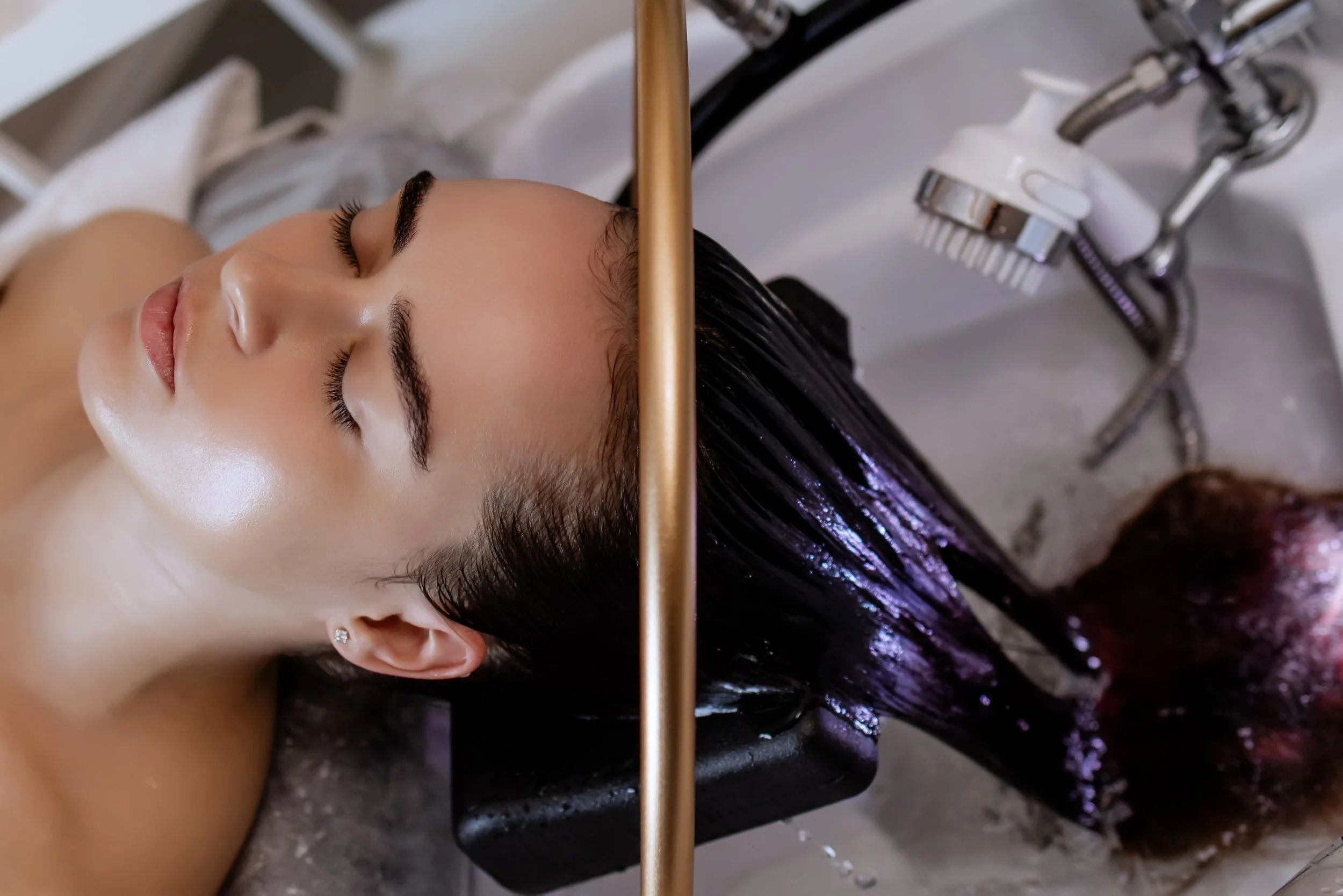 Donna che si fa lavare i capelli in un salone di bellezza.