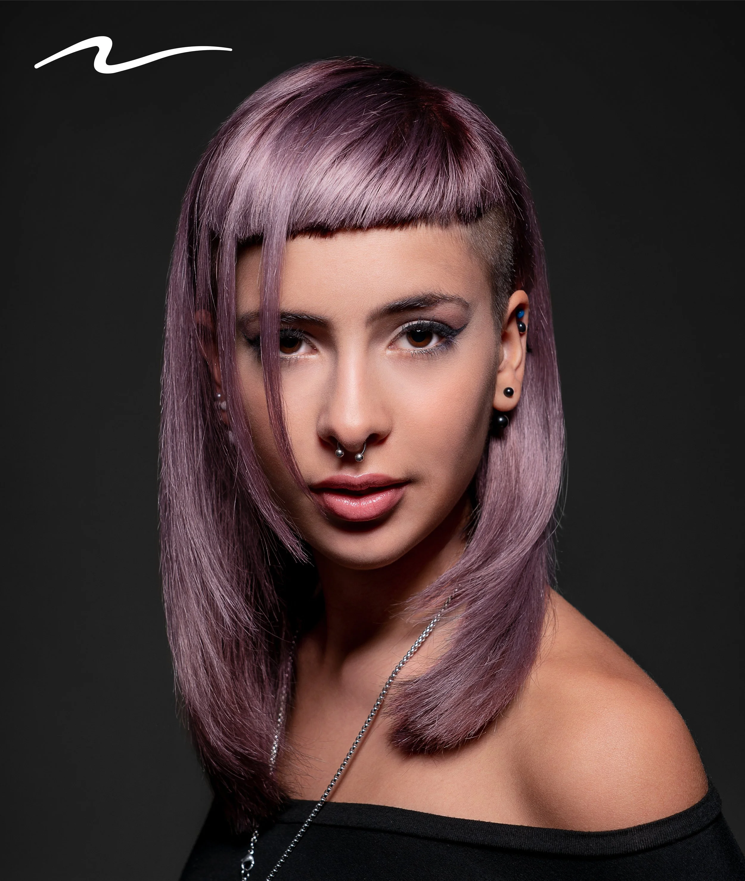 Ragazza con capelli viola e piercing, sfondo nero.