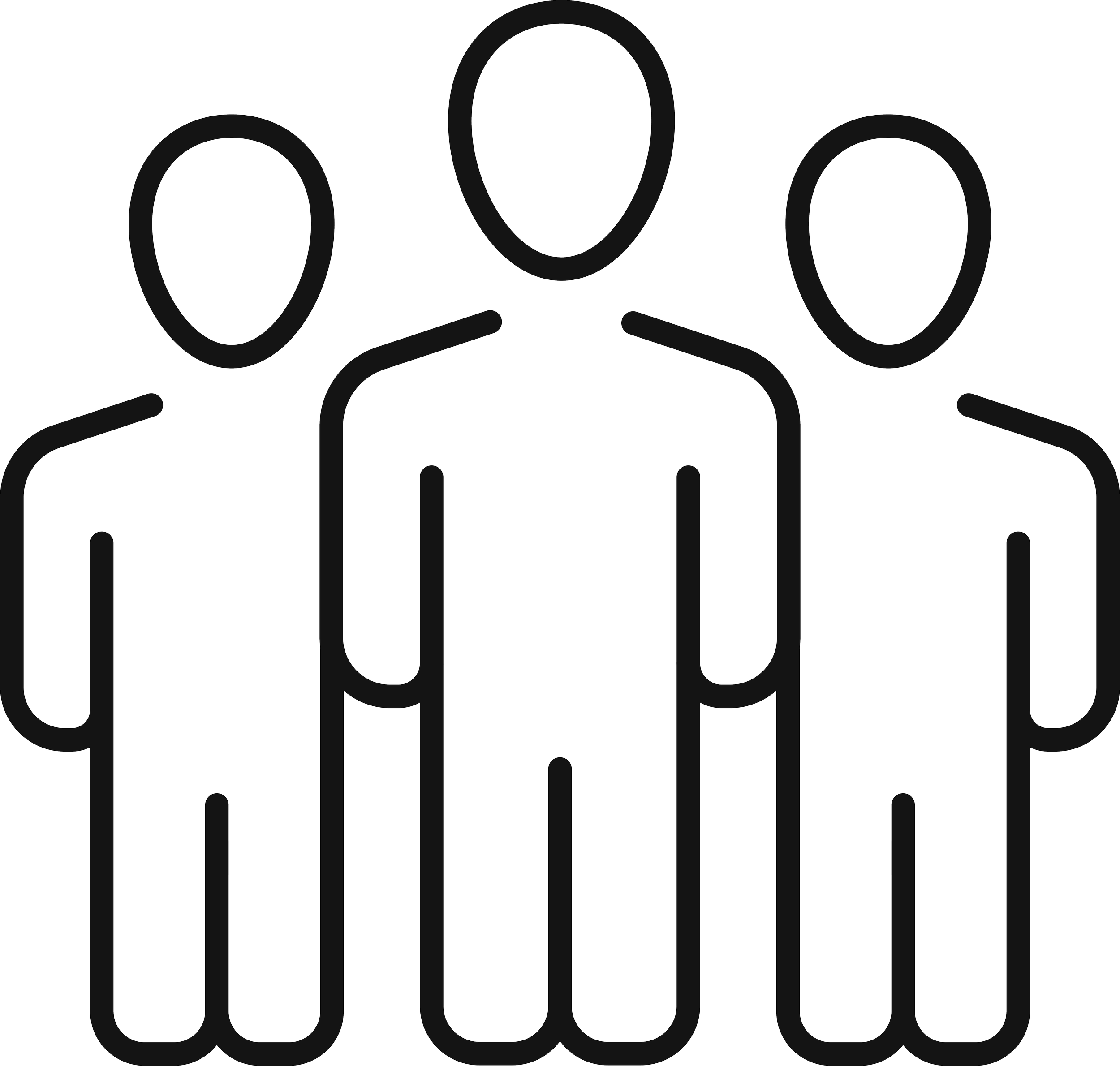 Linee di tre persone stilizzate su sfondo nero, rappresentanti un gruppo.