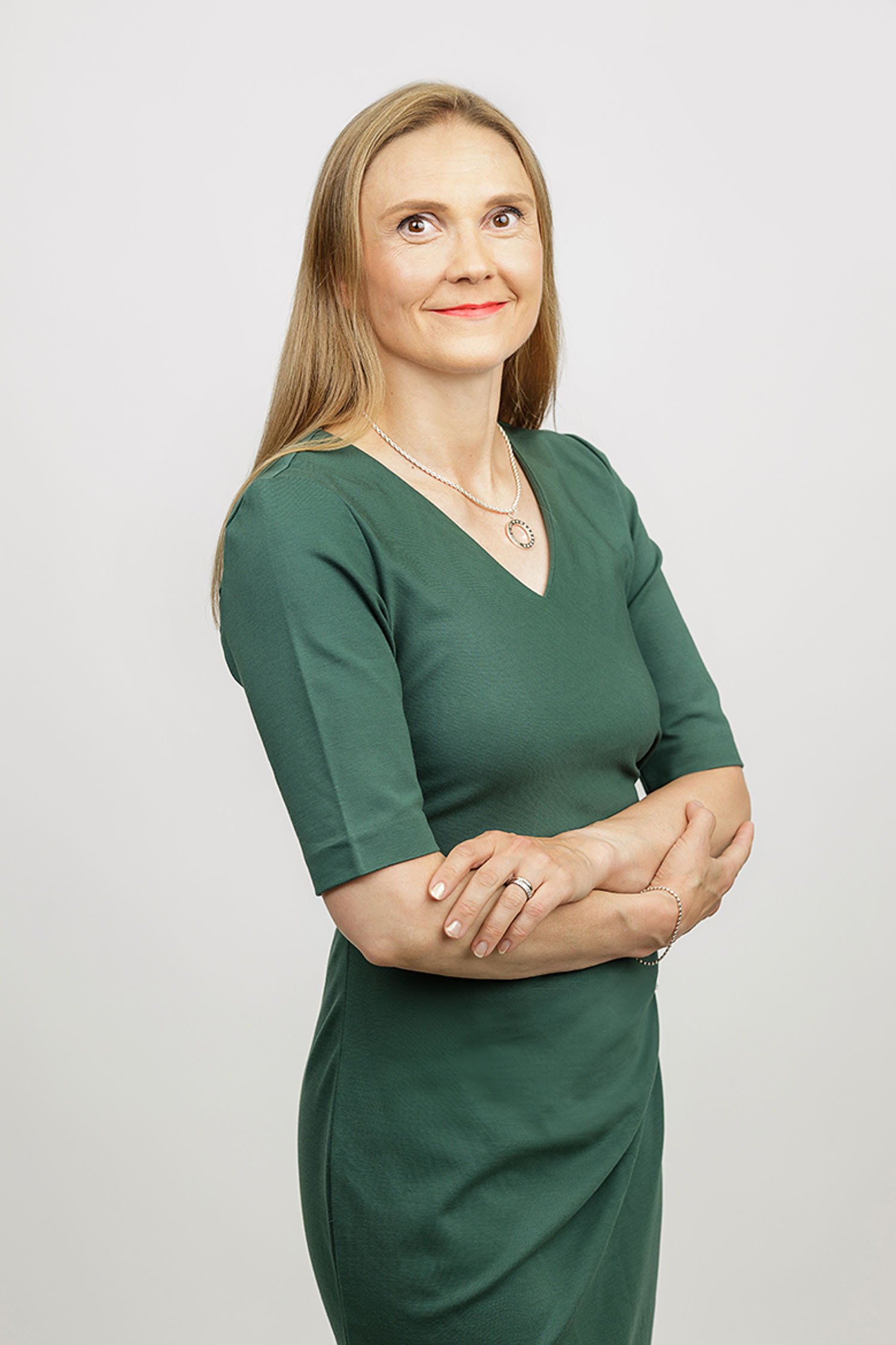 Johtamisen valmentaja Mari Kalliolahti-Oja hymyilee kameralle.