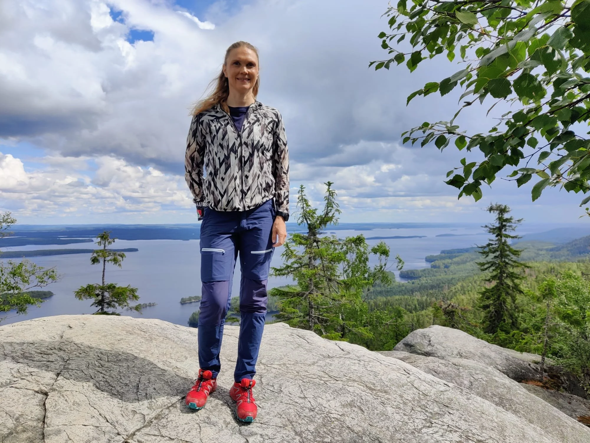 Active Leadership Coaching Mari Kalliolahti-Oja hymyilee kameralle.
