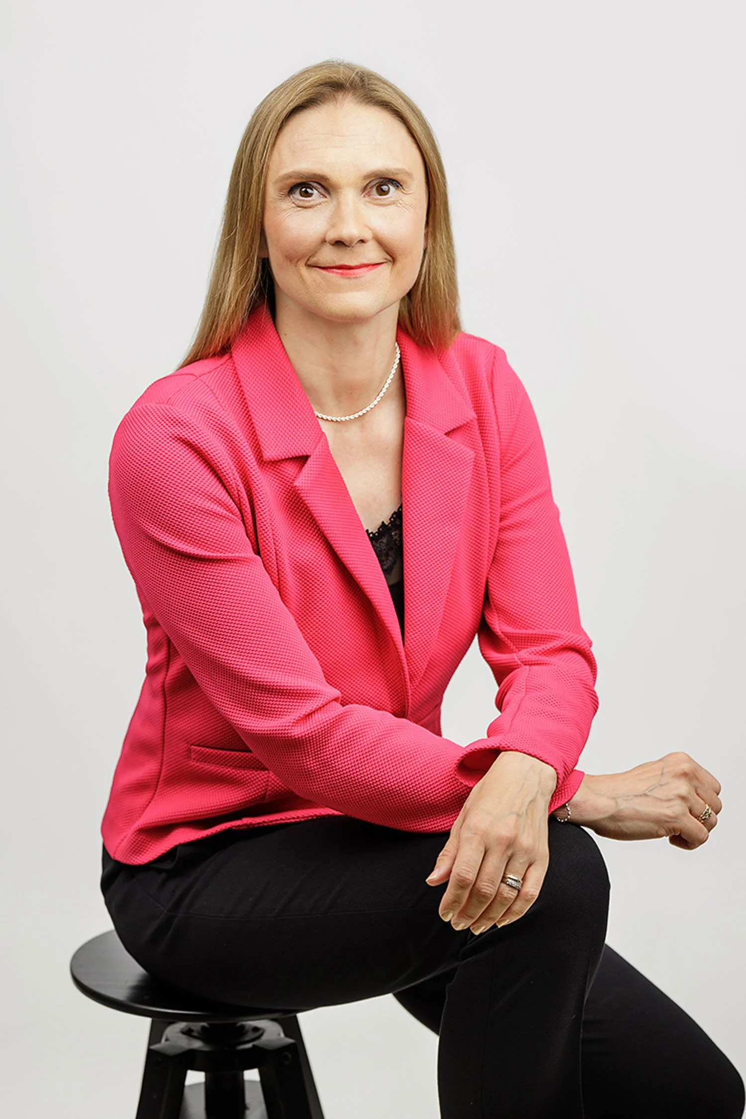 Mari Kalliolahti-Oja hymyilee kameralle.