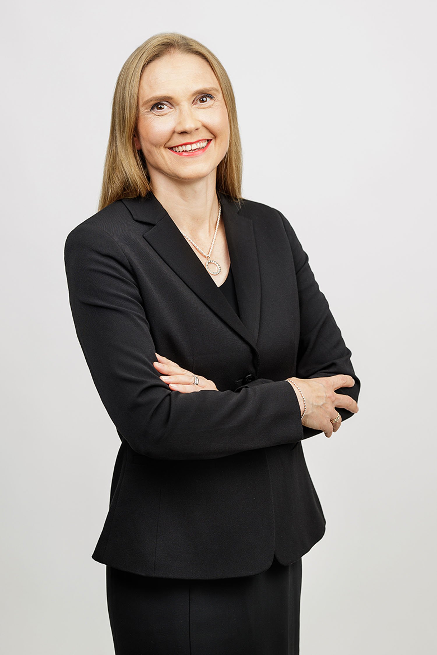 Mari Kalliolahti-Oja hymyilee kameralle.
