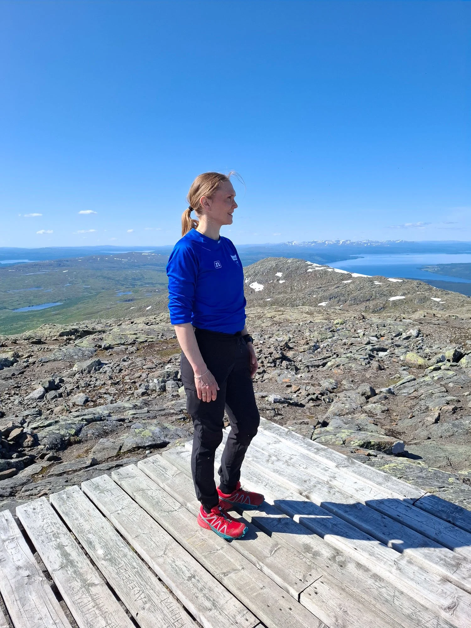 Urheilupsykologi Mari Kalliolahti-Oja tunturimaisemissa.
