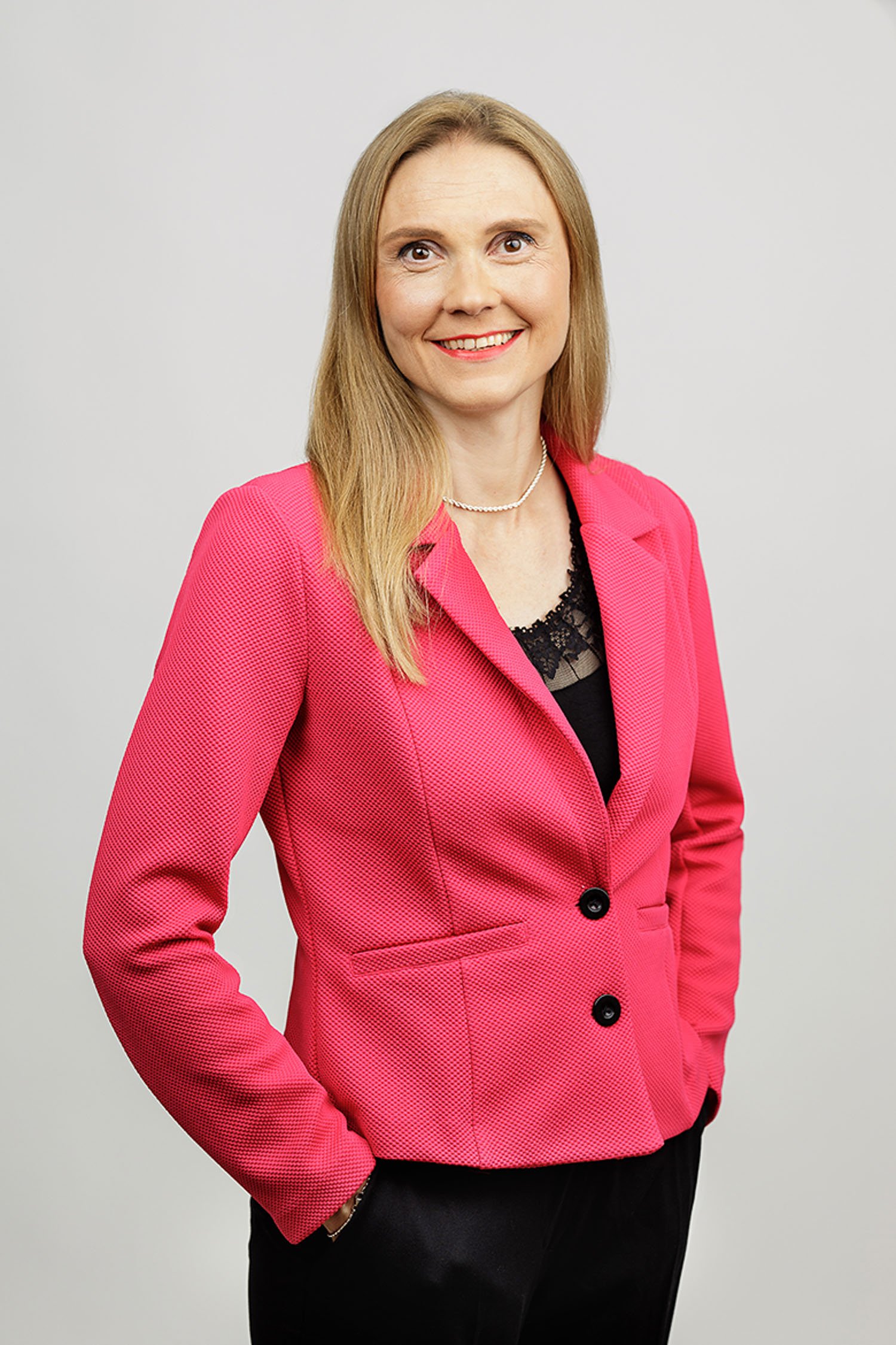 Keynote-puhuja Mari Kalliolahti-Oja hymyilee kameralle.