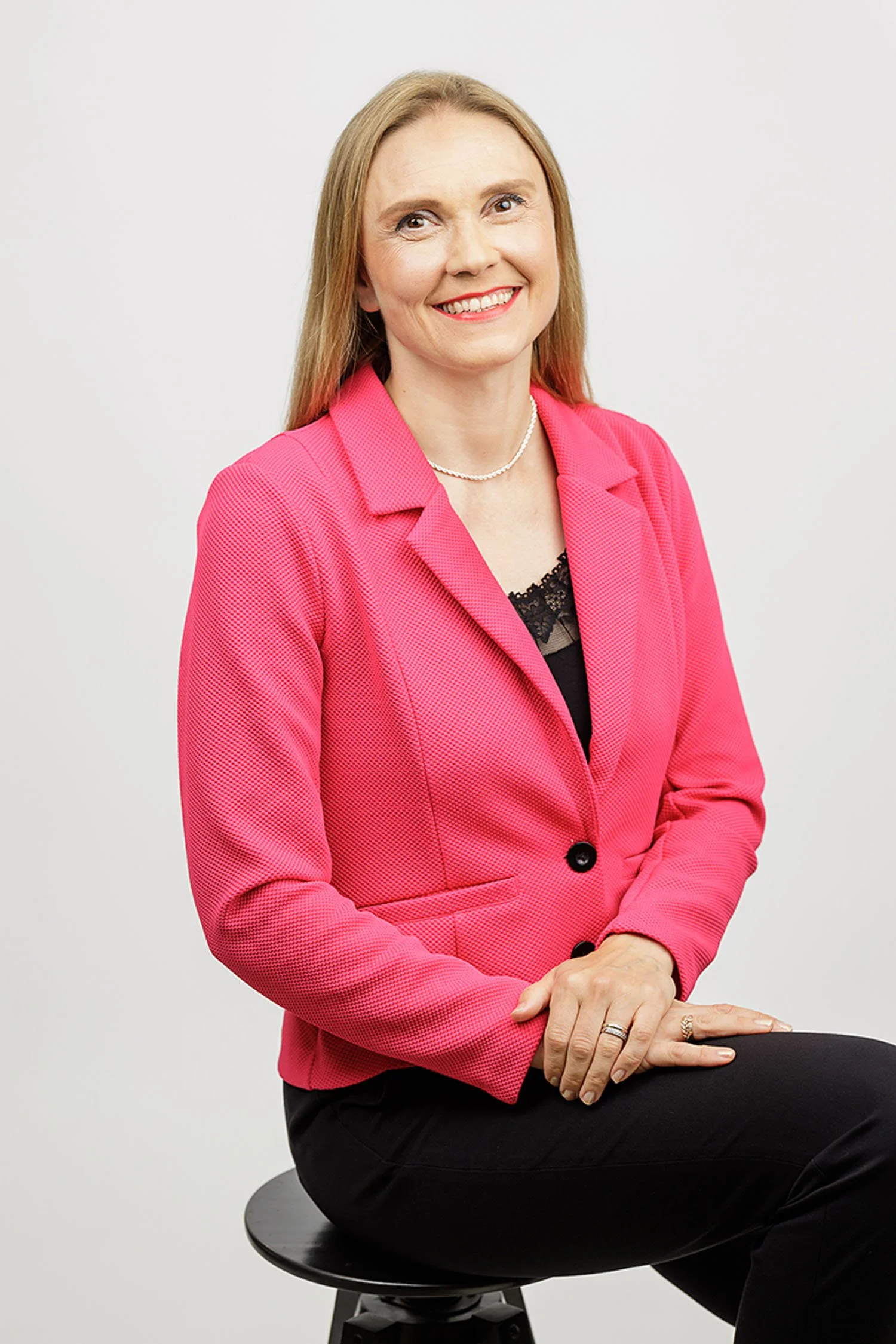 Koulutettu Team Coach Mari Kalliolahti-Oja hymyilee kameralle.
