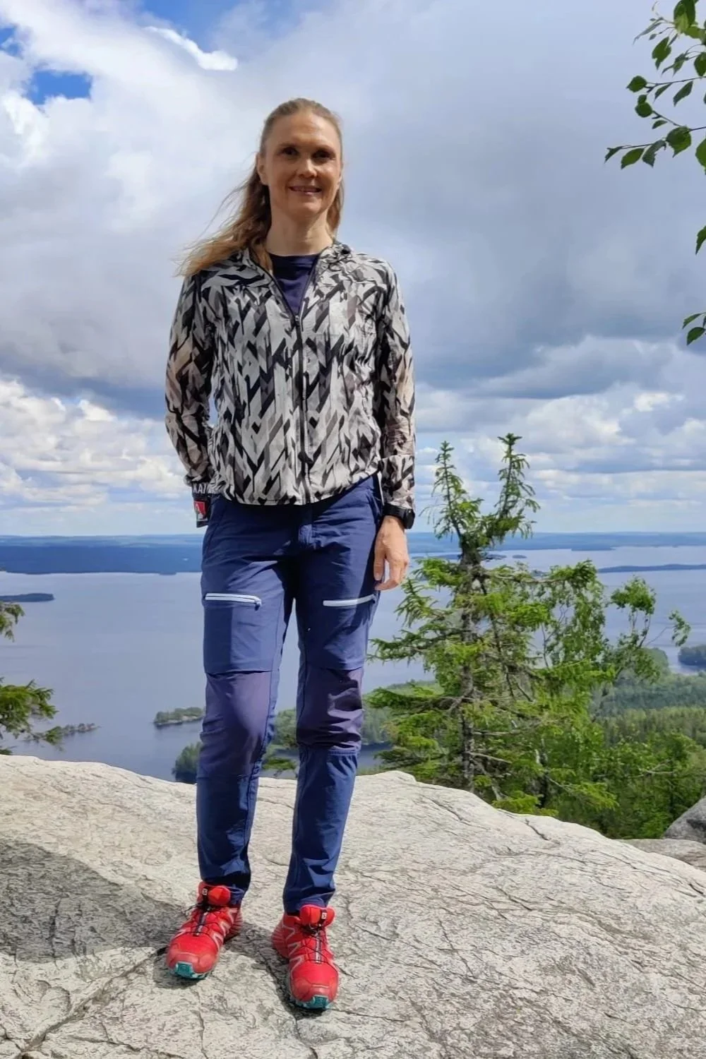 Urheilupsykologi Mari Kalliolahti-Oja hymyilee kameralle.
