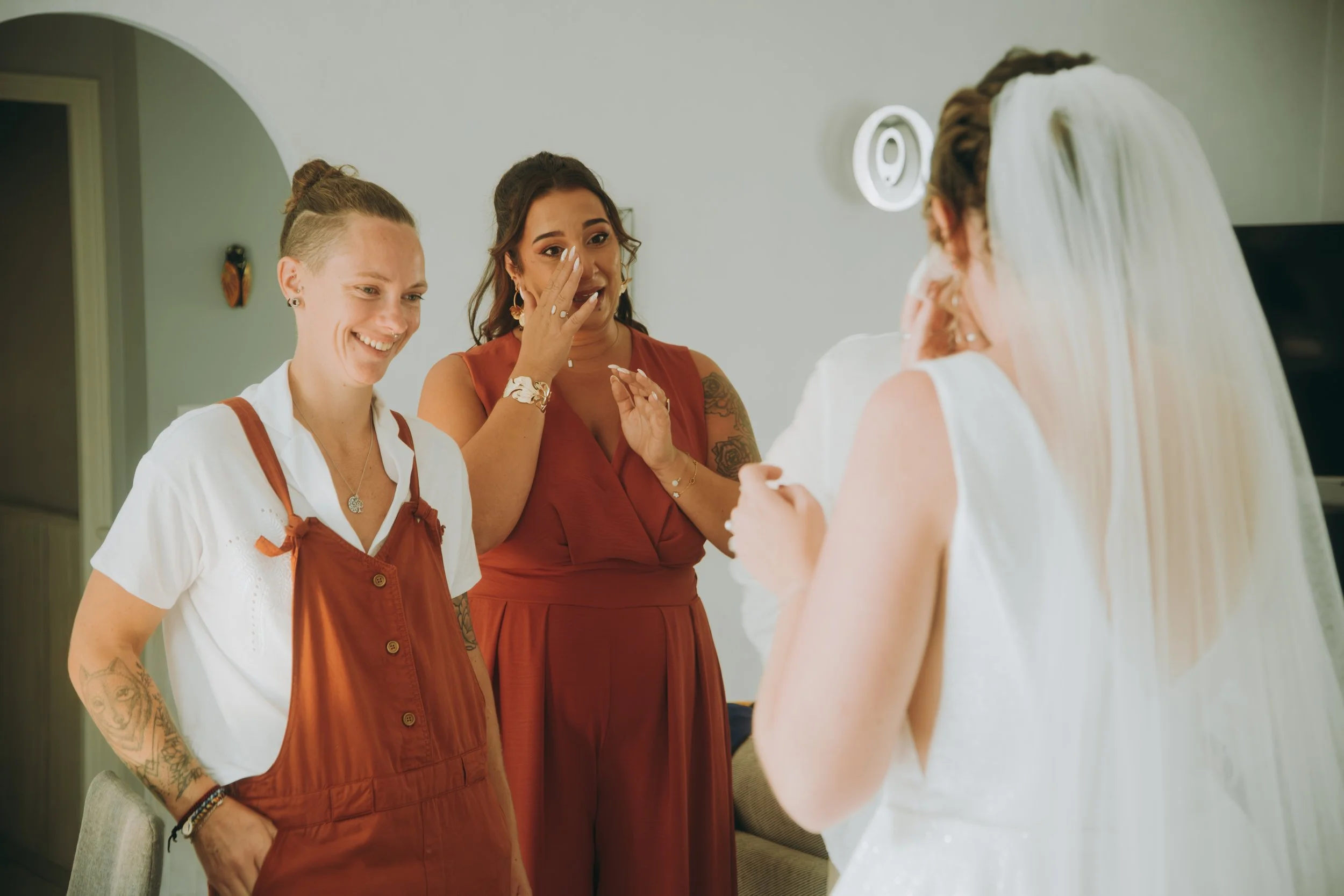 Témoins de mariage en train de réagir aux émotions de la mariée