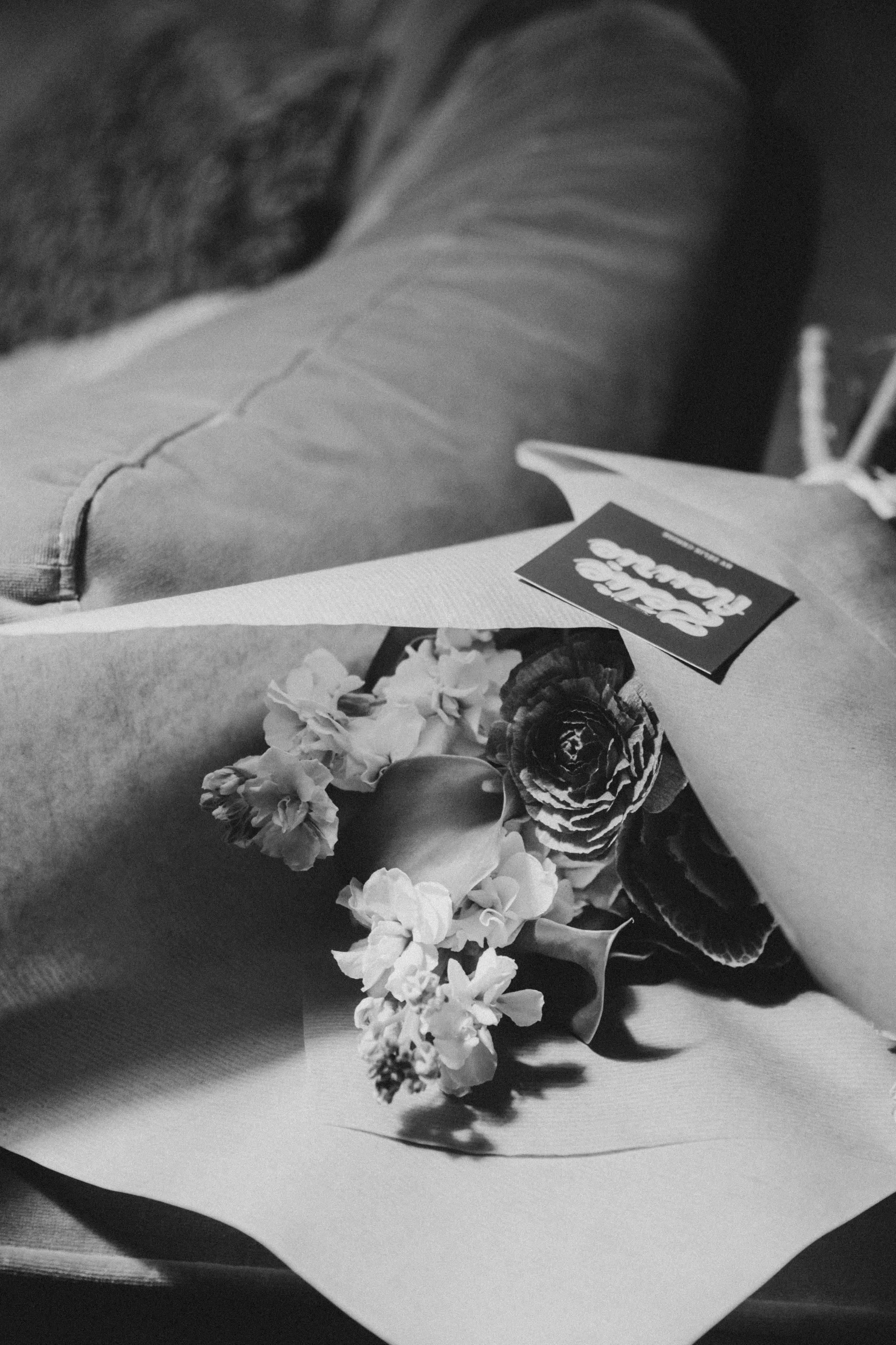 Bouquet de fleurs avec un badge, vu en gros plan.