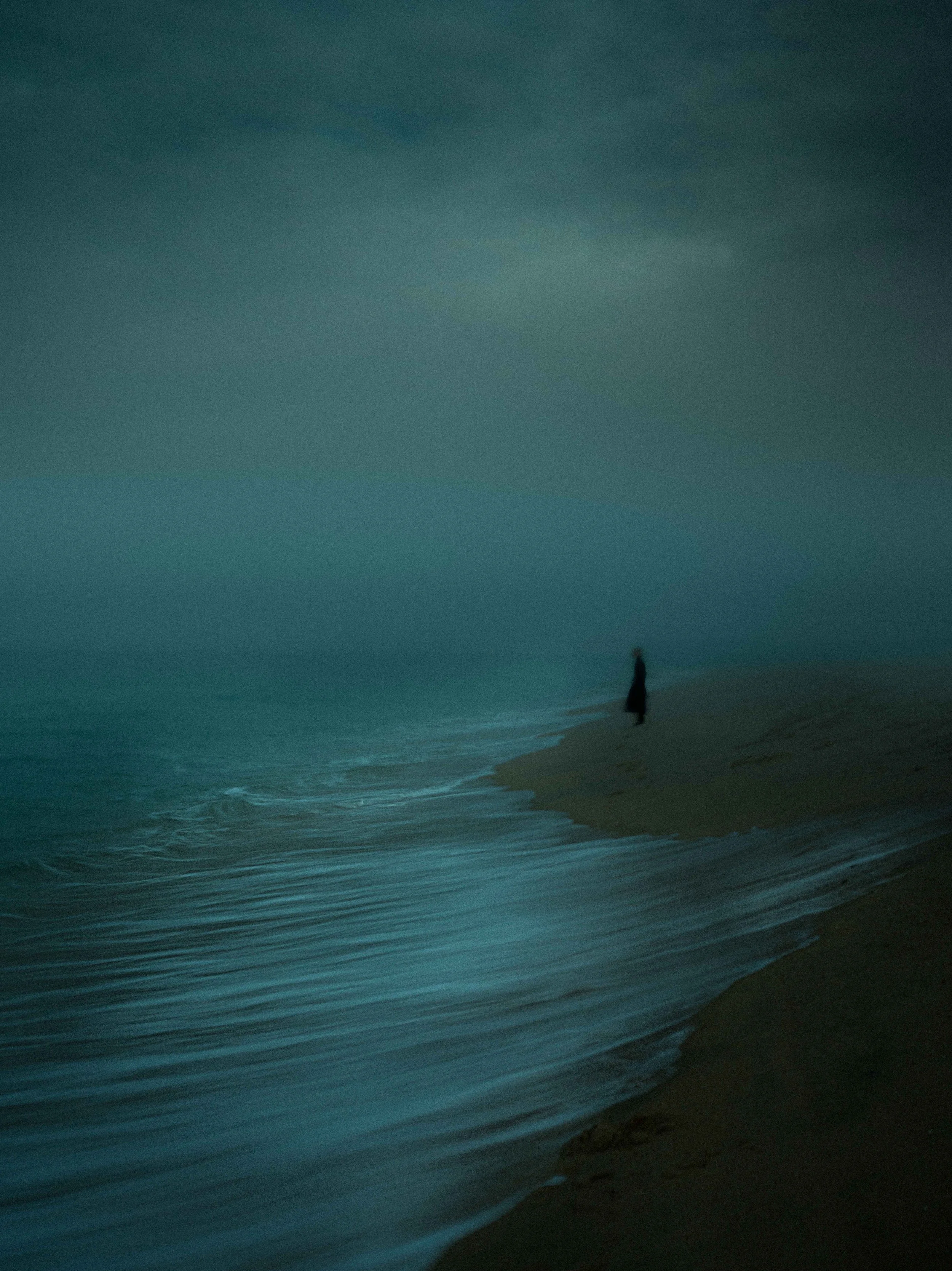 Stranger by the Sea, 2020
Archival print on photo Hahnemühle rag satin
Edition of 2 | 30 x 40 cm | 🔴
Edition of 1/2 + 1AP | 60 x 80 cm | 3'300 CHF unframed
Edition of 2/2 + 1AP | 100 x 75 cm | 4'000 CHF unframed