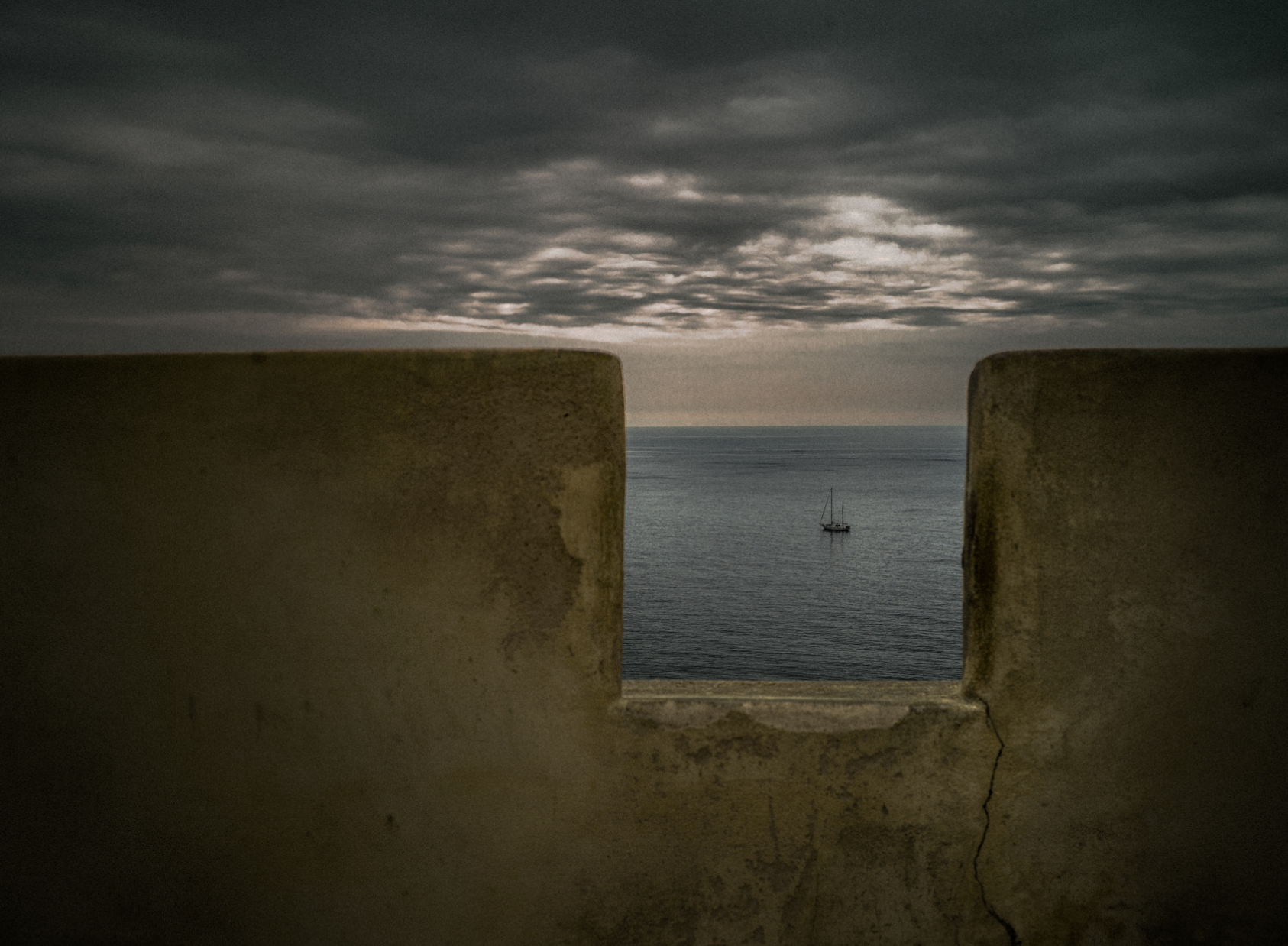 The Sea Beyond the Wall, 2023
Archival print on photo Hahnemühle rag satin
Edition of 2/2 | 30 x 40 cm | 1'200 CHF unframed
Edition of 1/2 + 1AP | 60 x 80 cm | 3'300 CHF unframed
Edition of 2 + 1AP | 75 x 100 cm | 4'000 CHF unframed