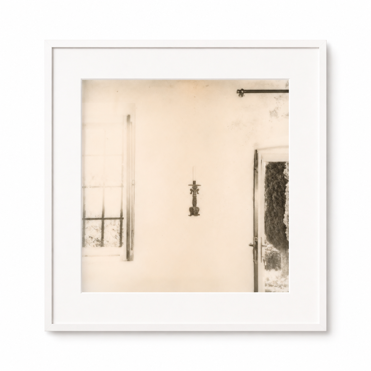Chambre Etroite 02 (Hervé Guibert), 2021
Archival print on Hahnemühle satin paper
Framed in white plywood with passe-partout
Edition of 3/3 + 2AP
63 x 63 cm 

🔴