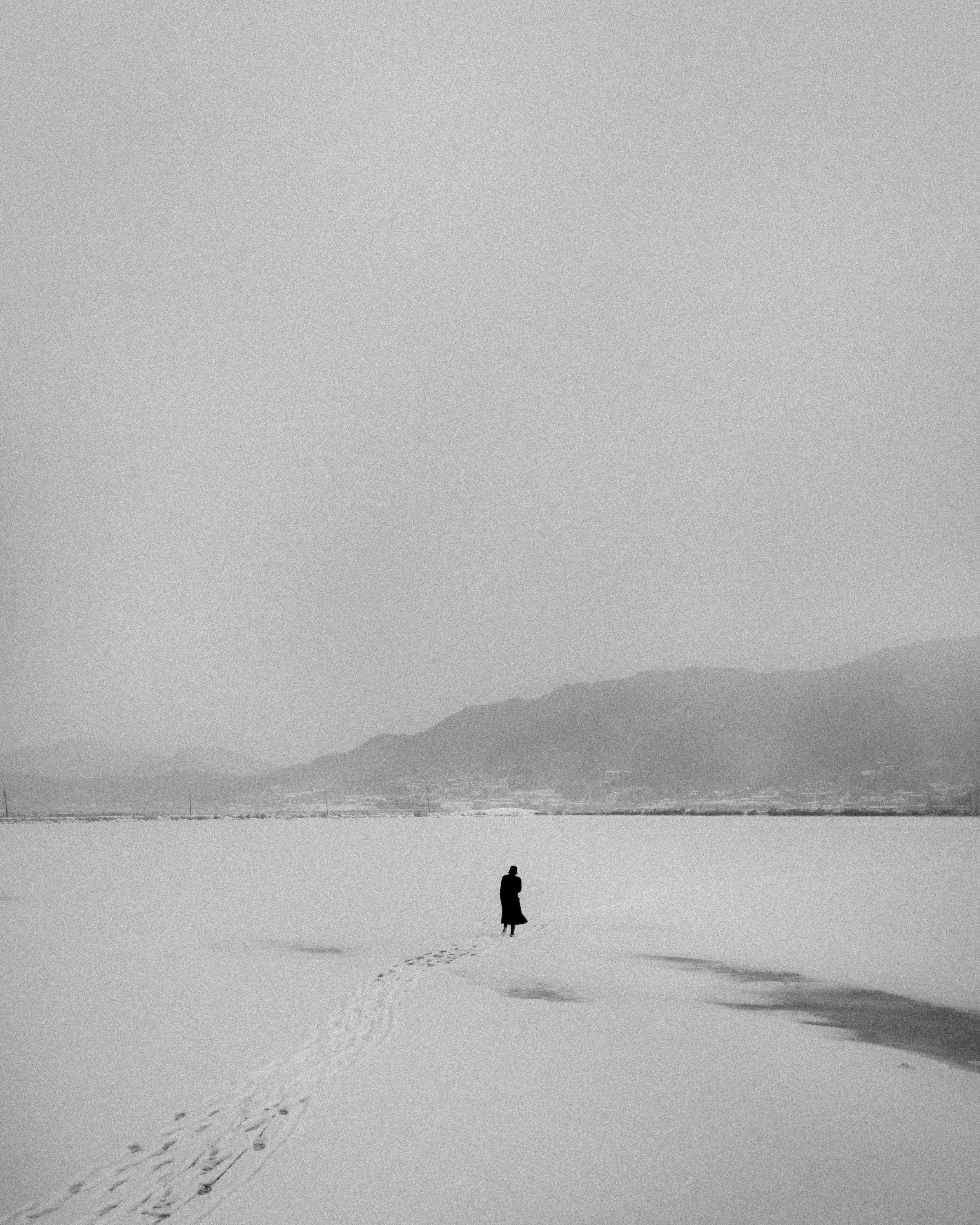 Snow, 2022
Archival print on photo Hahnemühle rag satin
Edition of 2 | 30x 40 cm | 🔴
Edition of 1/2 + 1AP | 60 x 80 cm | 3'300 CHF unframed
Edition of 1/2 + 1AP | 100 x 75 cm | 4'000 CHF unframed