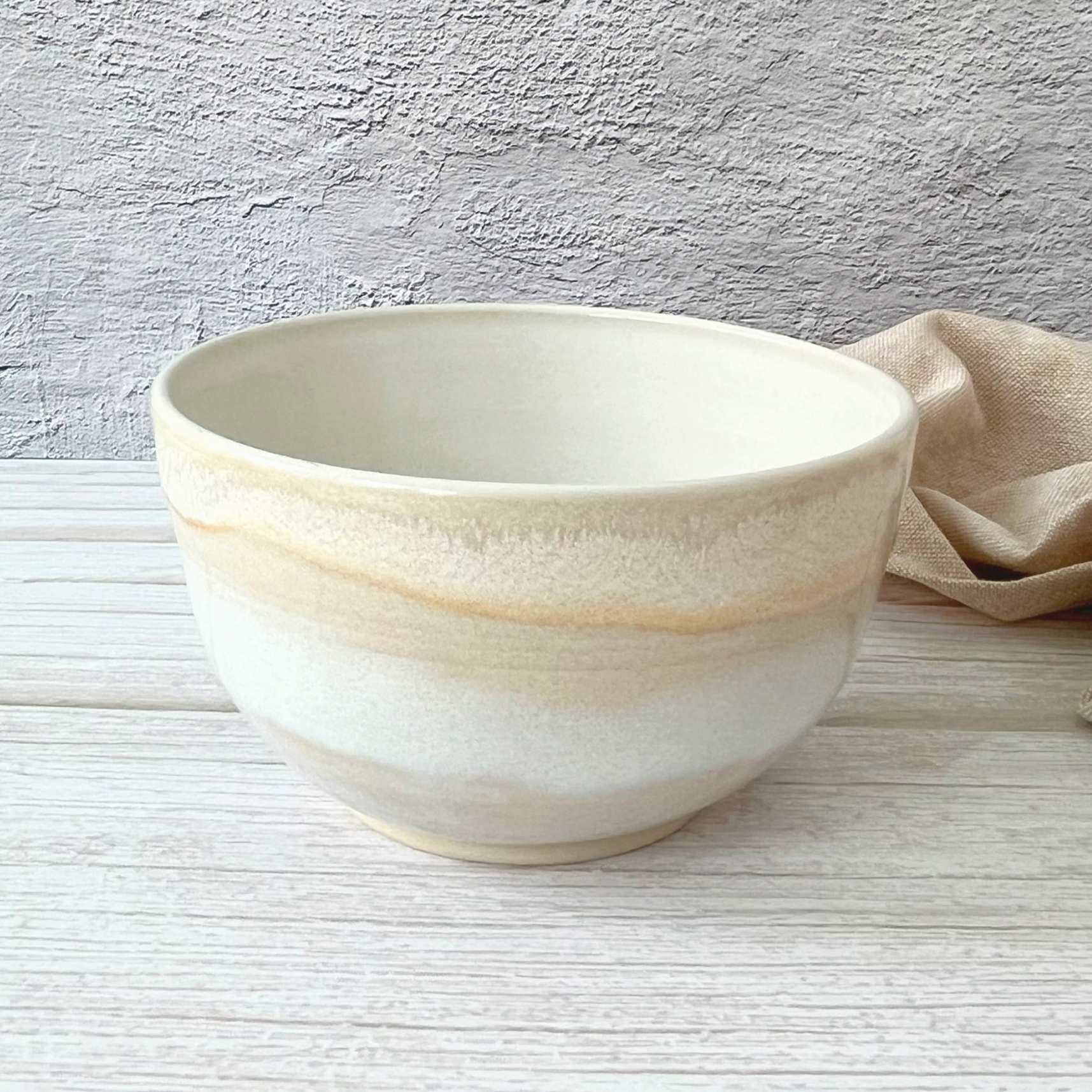 Smooth bowl - cream & white