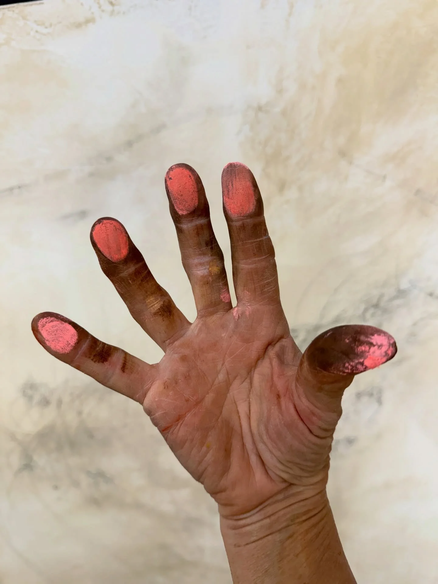 These hands are always dirty! 
But they serve me well 🫶

No talon nails for me &hellip;
They wouldn&rsquo;t last 5 minutes 😆

Having fun with charcoal and pigment !

#artisthands #charcoalartist #workinghands #pigment #artistatwork