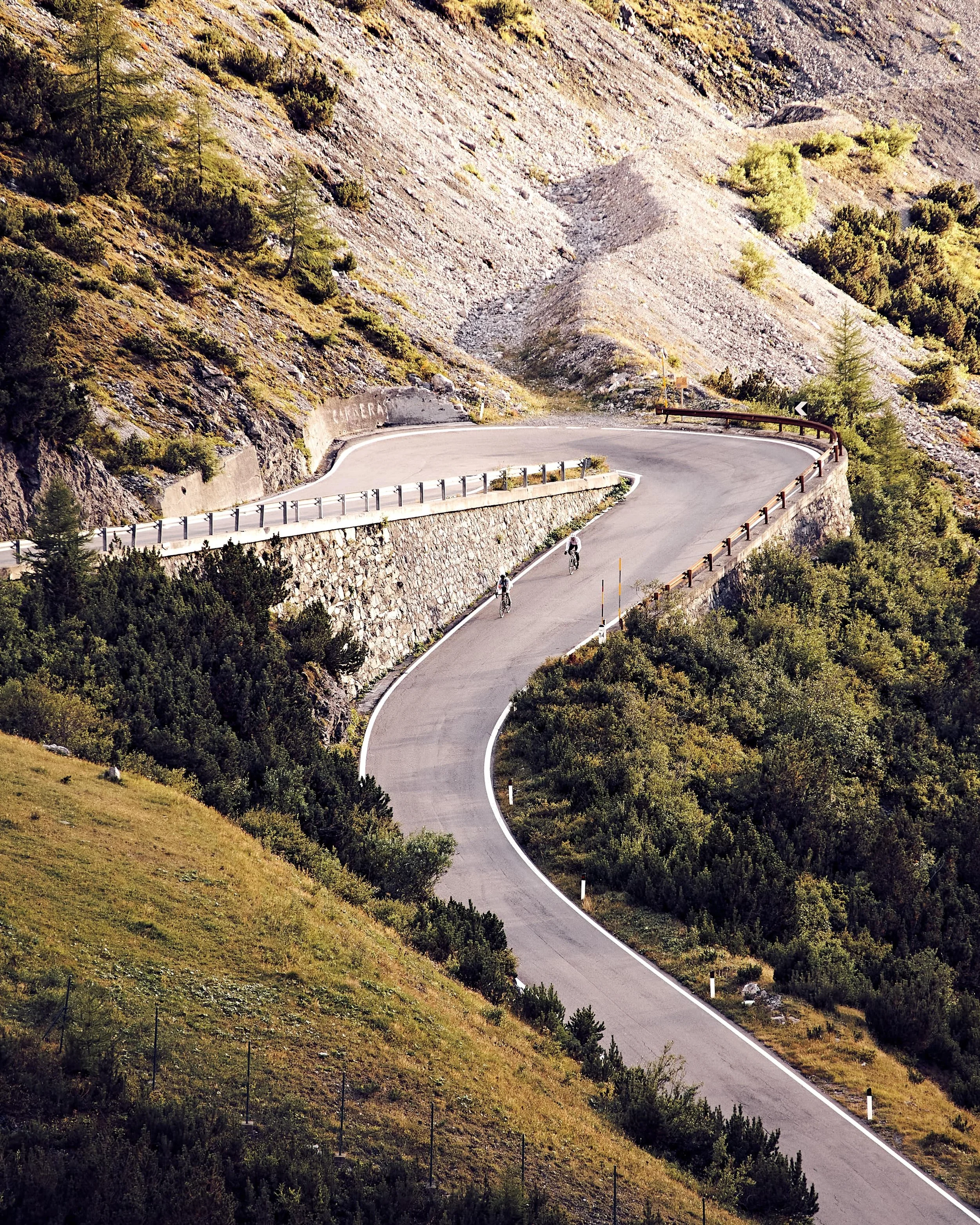 Gebirgsstraße mit Serpentinen und Aussicht beim Aufstieg