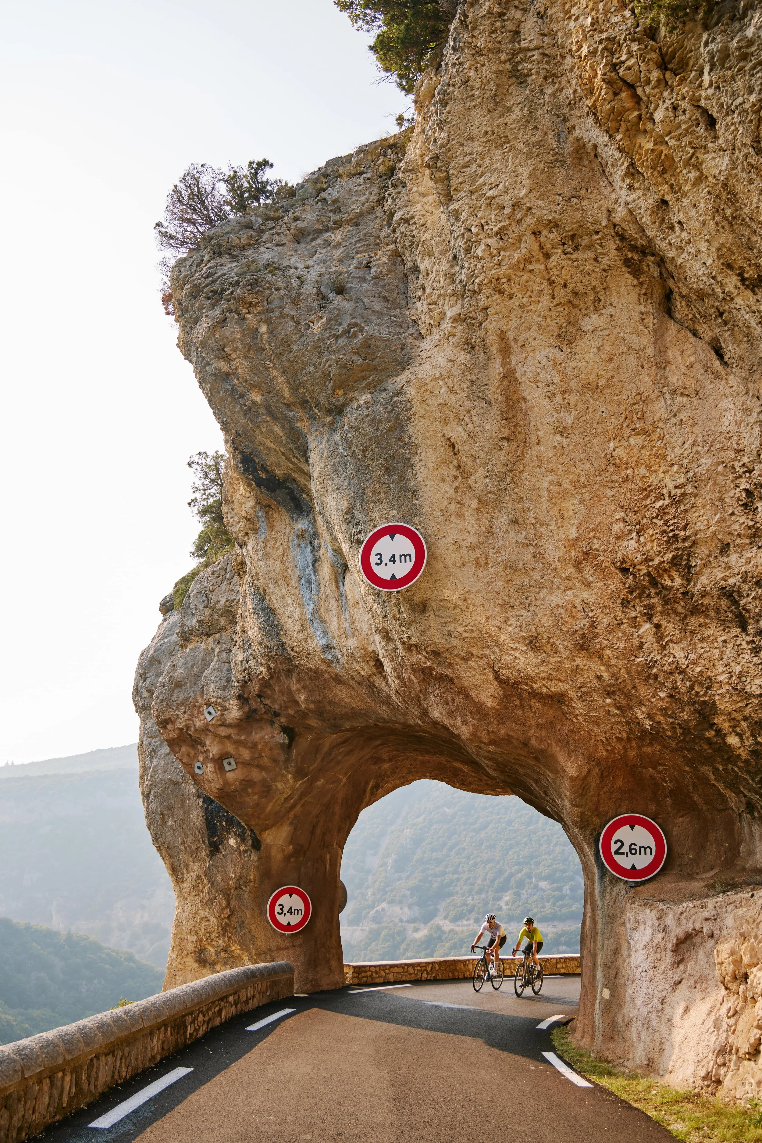 Radfahrerpaar auf malerischer Bergstraße