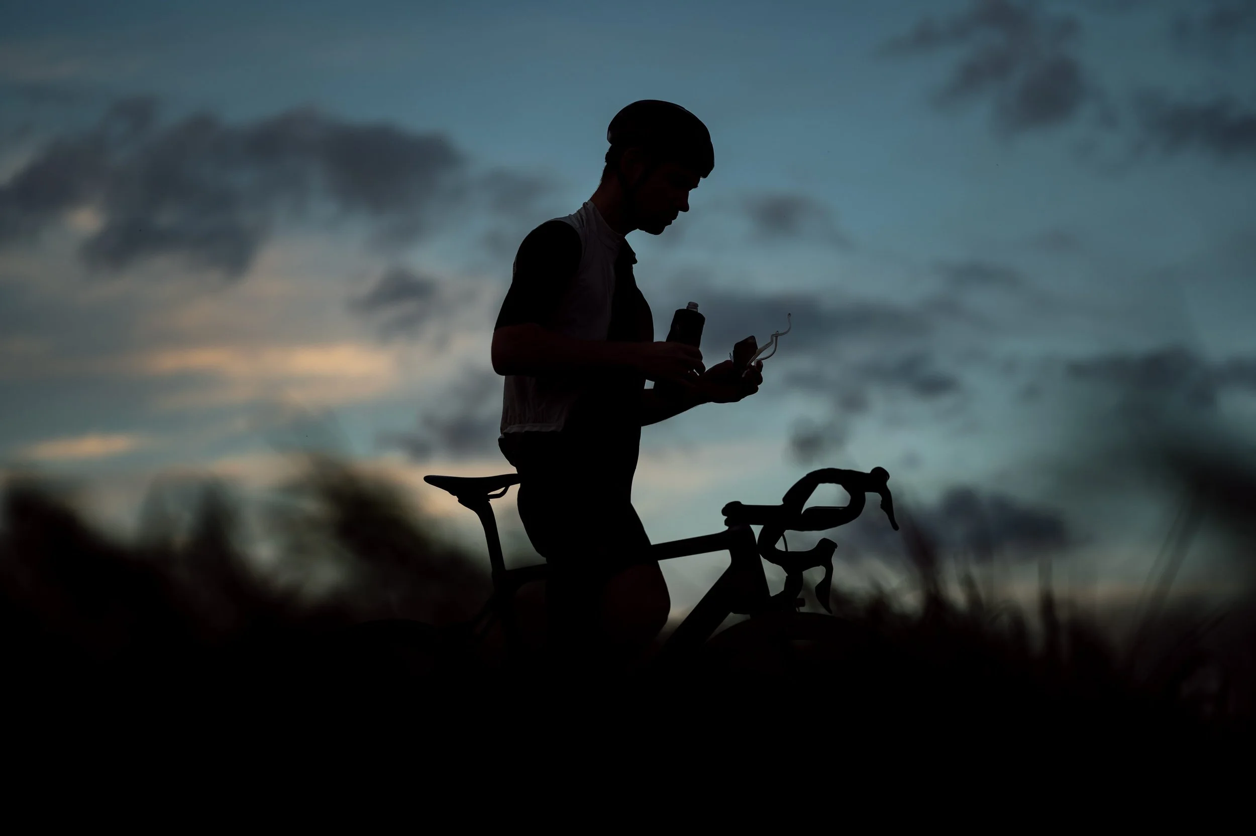 Dunkle Silhouette eines Radfahrers