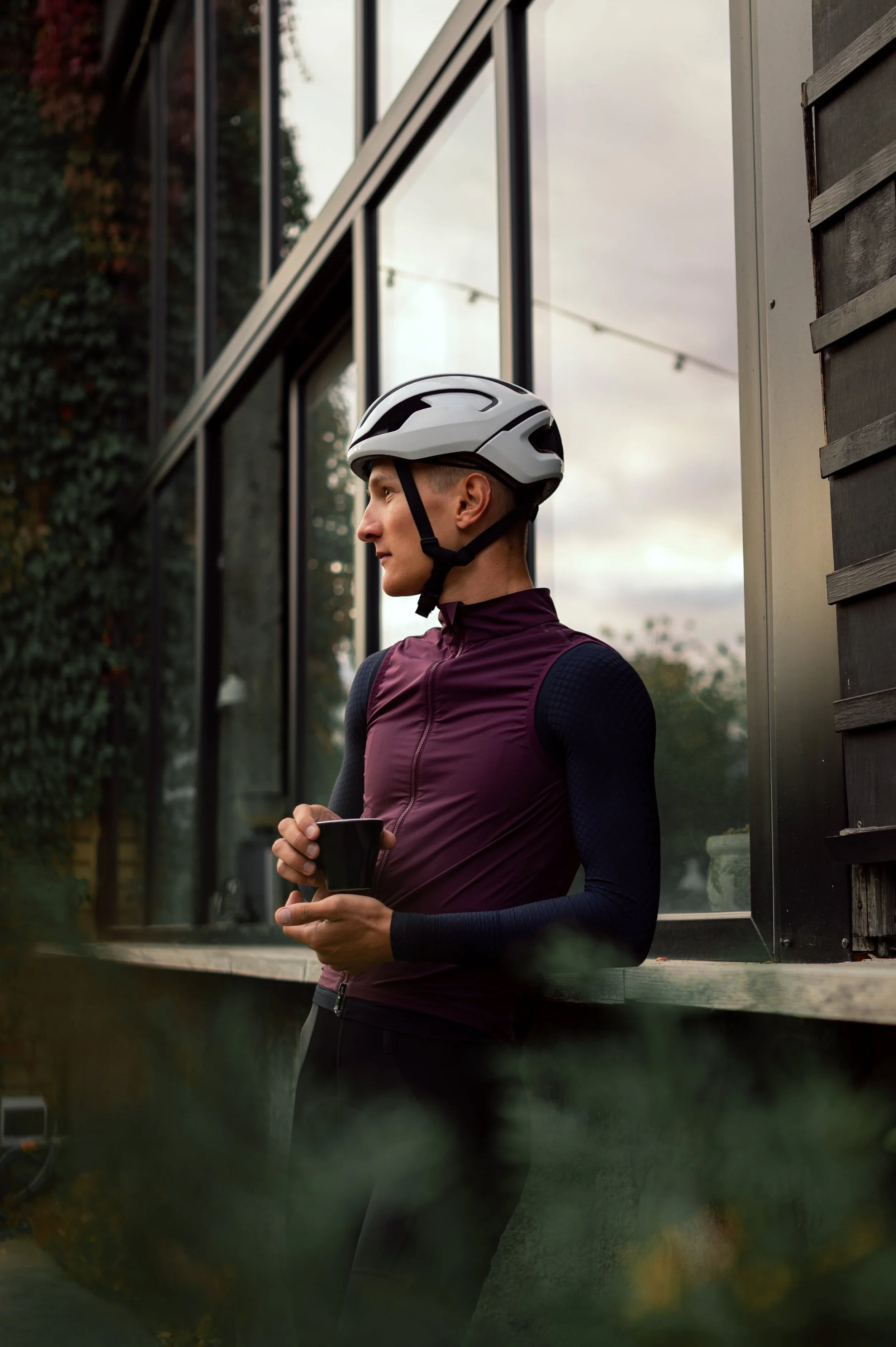 Radfahrer nach dem Training mit einer Tasse Kaffee in städtischer Umgebung