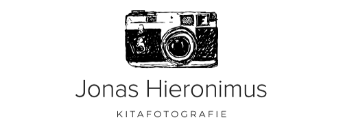 Logo bestehend aus einer Kamera und einem Schriftzug mit dem Namen Jonas Hieronimus und dem Wort KITAFOTOGRAFIE.