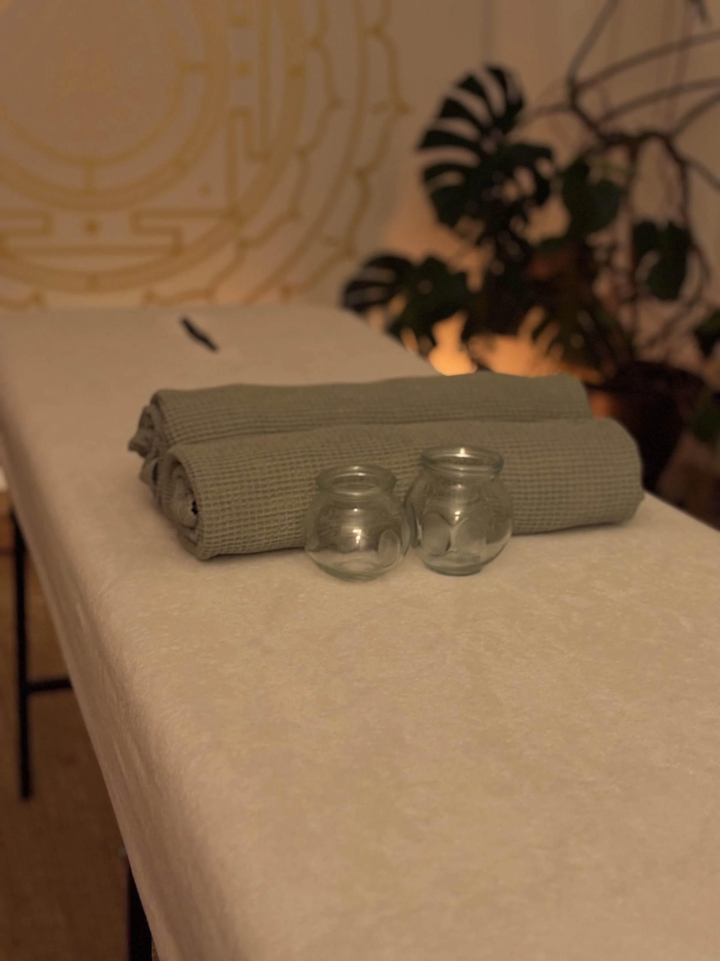 maasage tafel met cups en handdoeken klaar voor behandeling