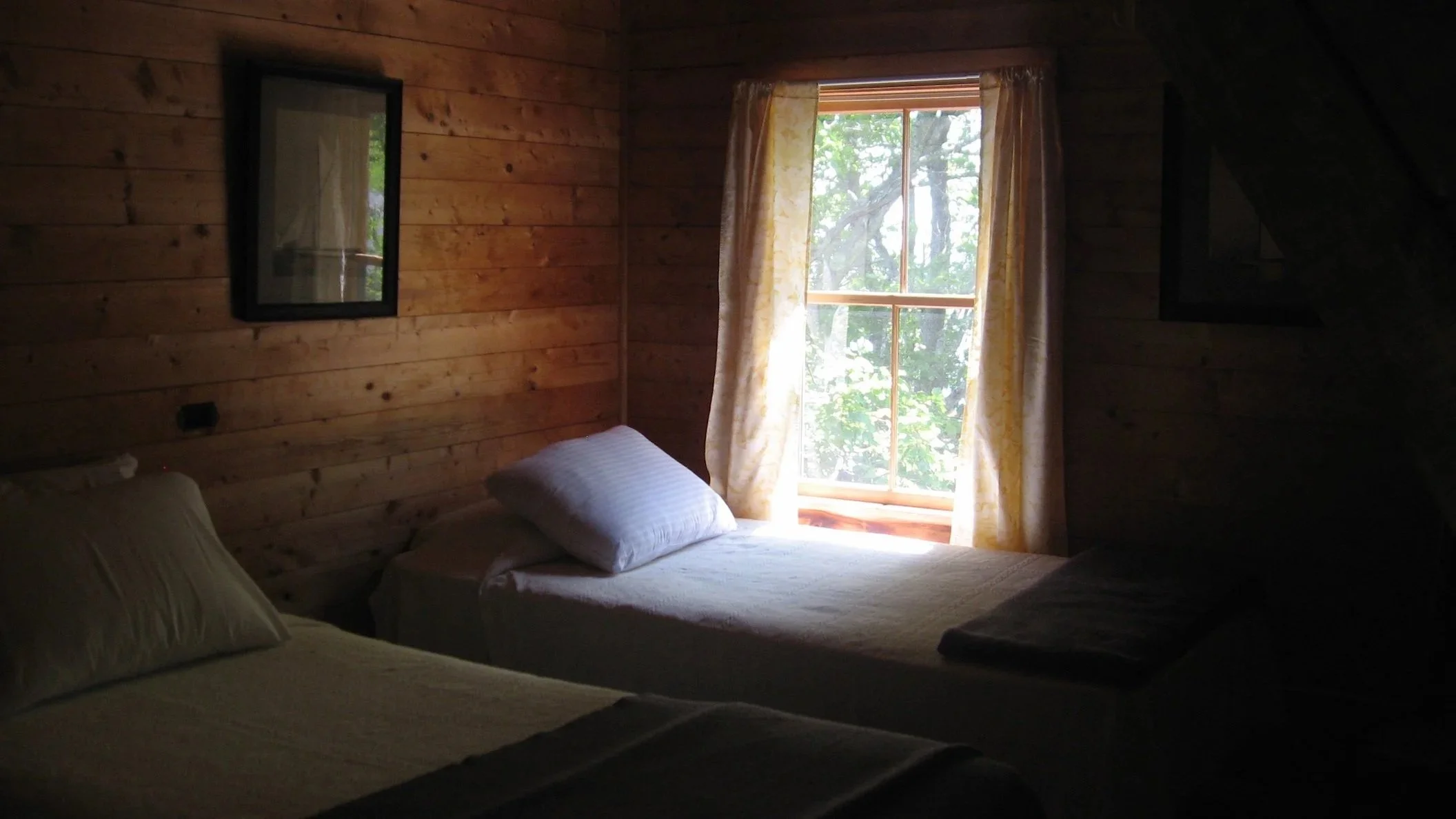 Oaks North twin bedroom