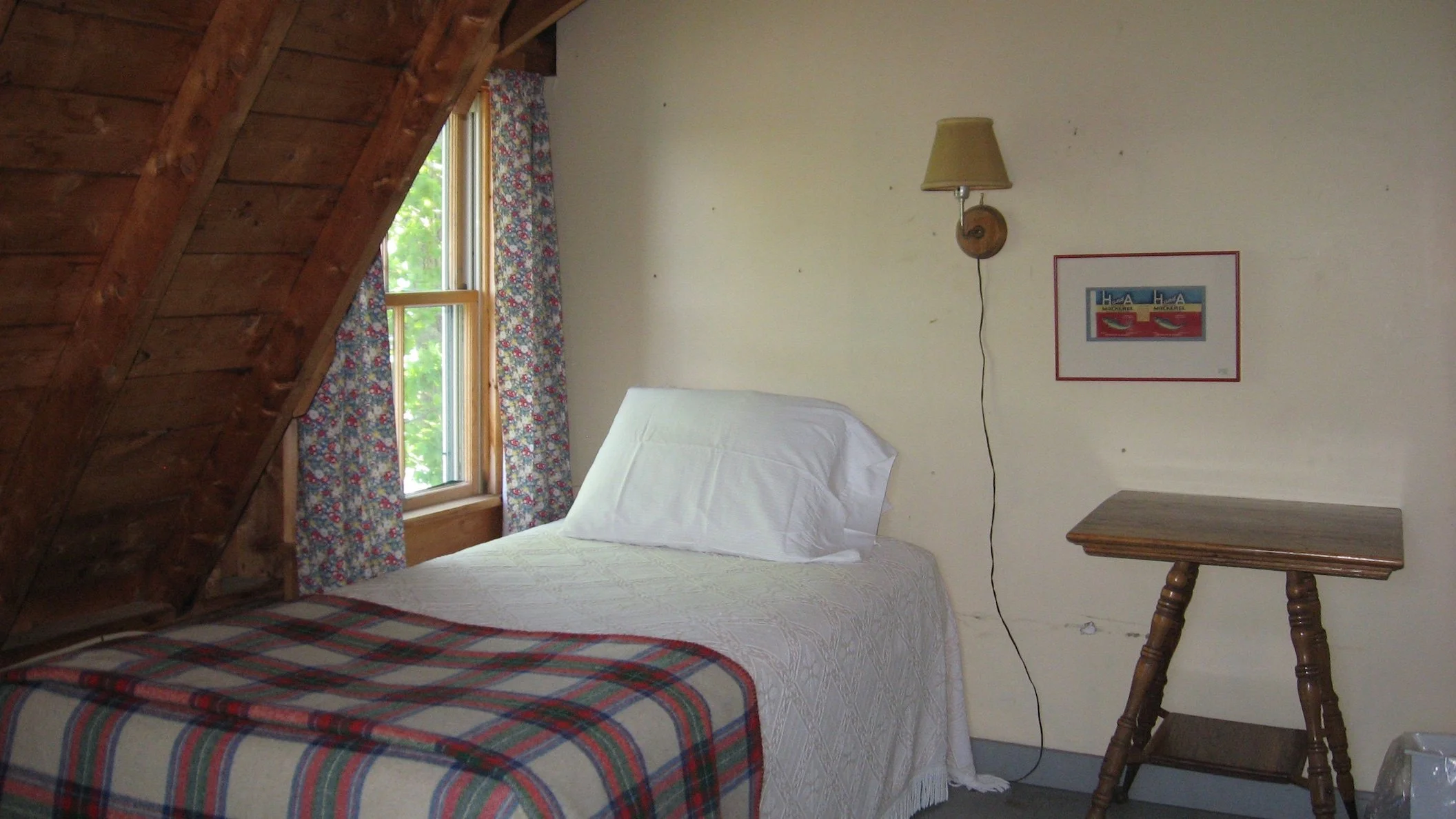 Oaks North Twin bedroom