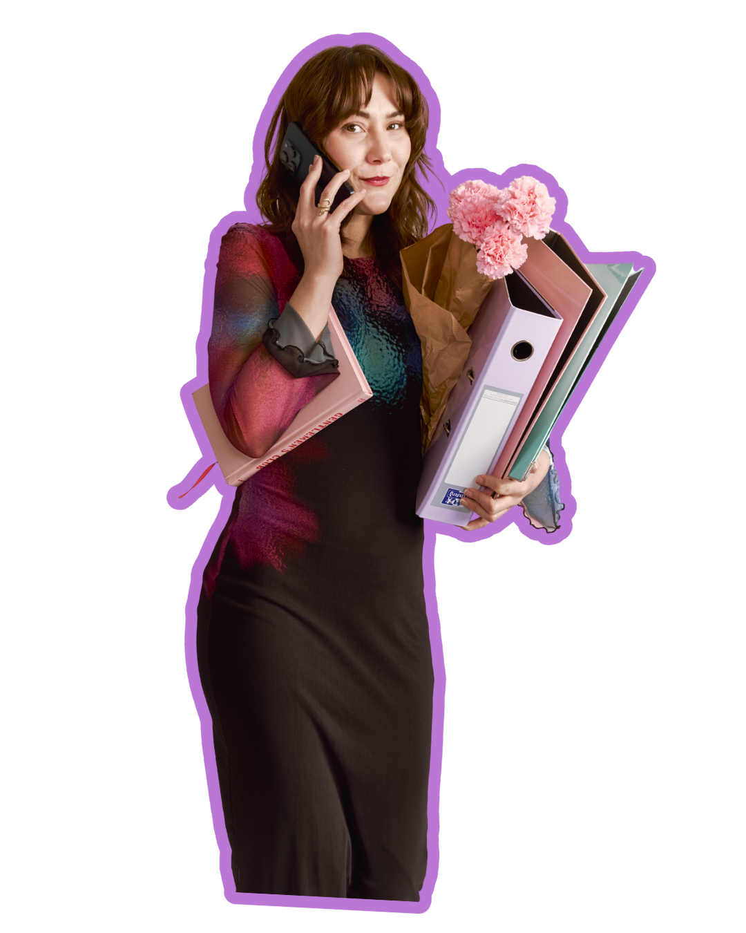 Sylvie Rubio, co-fondatrice de Care Care Agency portant plusieurs classeurs et un bouquet de fleurs roses, parlant au téléphone.