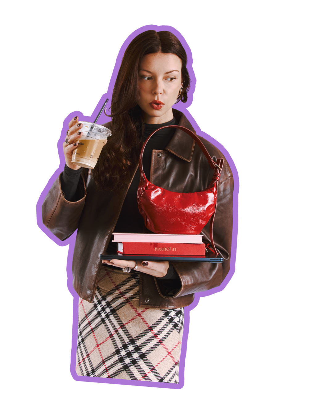 Félice Bricca, co-fondatrice de Care Care Agency tenant un café, un sac rouge et des carnets.