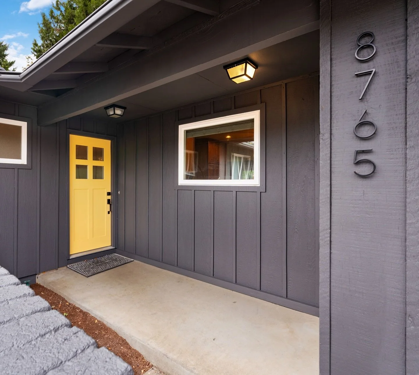 Well hello cutie 😍😍😍 Our newest listing in Tualatin had the craziest open house today and I have a good feeling about this bad boy. 🔥

▪️3 beds 2 baths 1862 sq ft 
▪️tesla solar roof 
▪️2 fireplaces 🪵
▪️&amp; big deck energy perfect for entertai