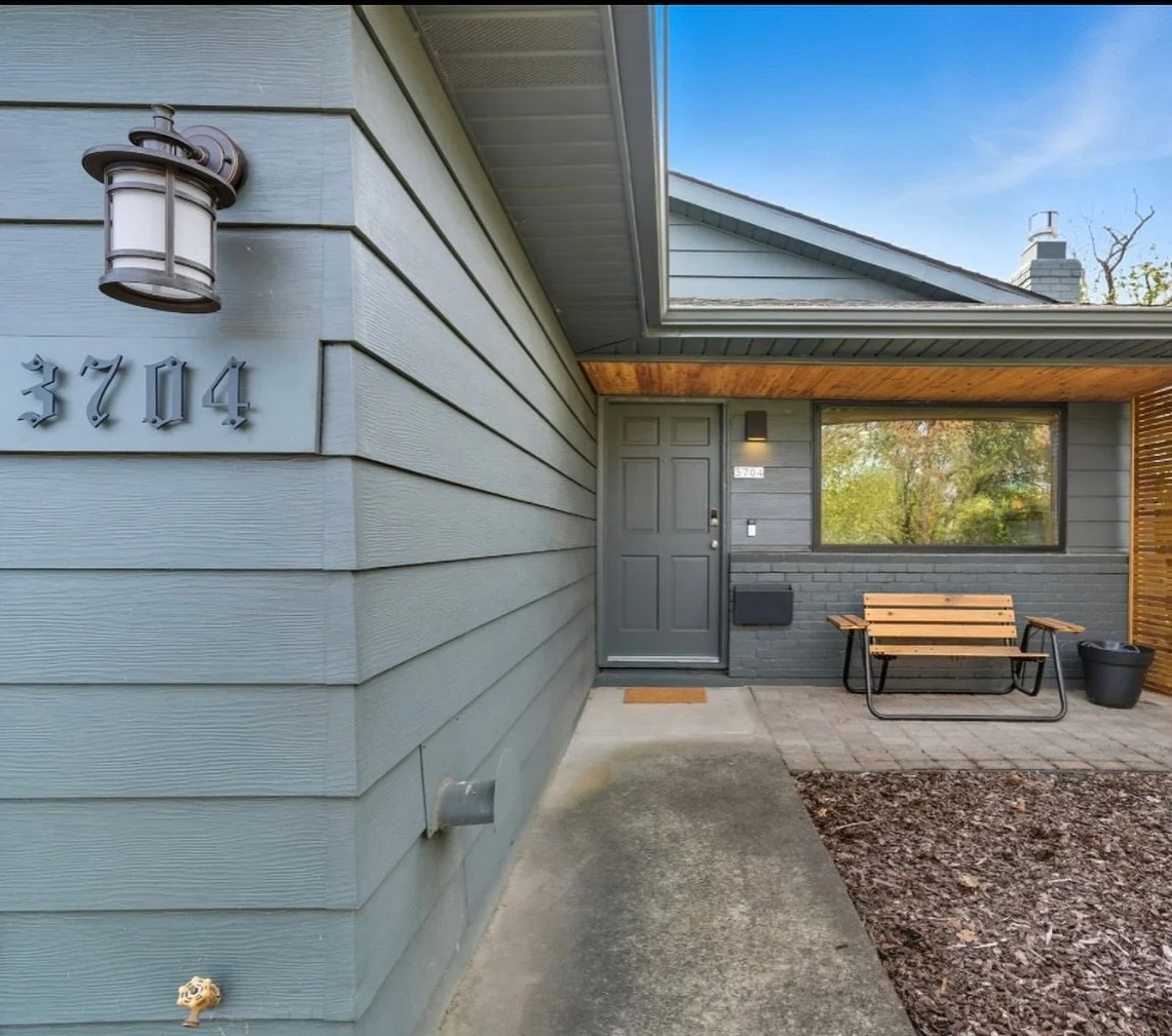 🚨🚨🚨This is not a drill, this little slice of heaven in NoPo isn&rsquo;t gonna last long so come and get her!!! The showings have been off the charts and we can see why!!! 

🎵We fell in love in October 🥰

▪️3 beds, 2 baths, fully renovated and so